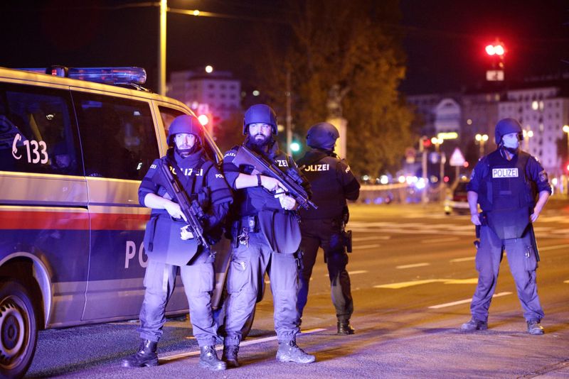 La policía bloquea una calle cerca de la plaza Schwedenplatz tras un tiroteo en Viena, Austria, Noviembre 2, 2020.. REUTERS/Lisi Niesner