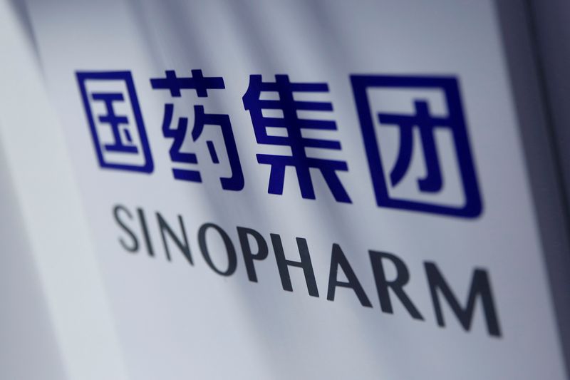El logo de Sinopharm durante un encuentro de empresarios en Pekín, China (Reuters)