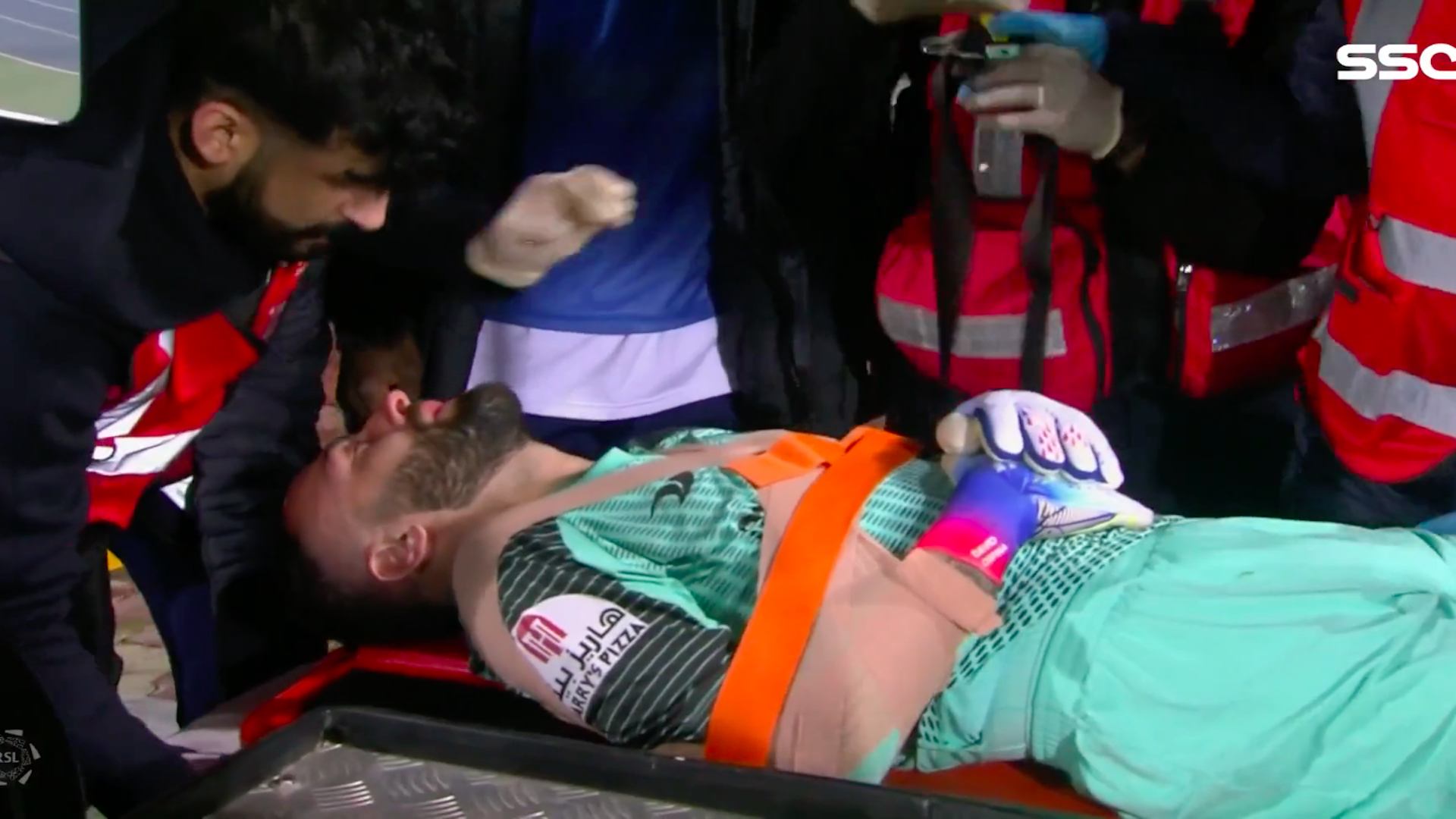 As imagens chocantes da lesão de David Ospina no sábado, 14 de janeiro na Liga Profissional Saudita / (Twitter: @ssc_sports)