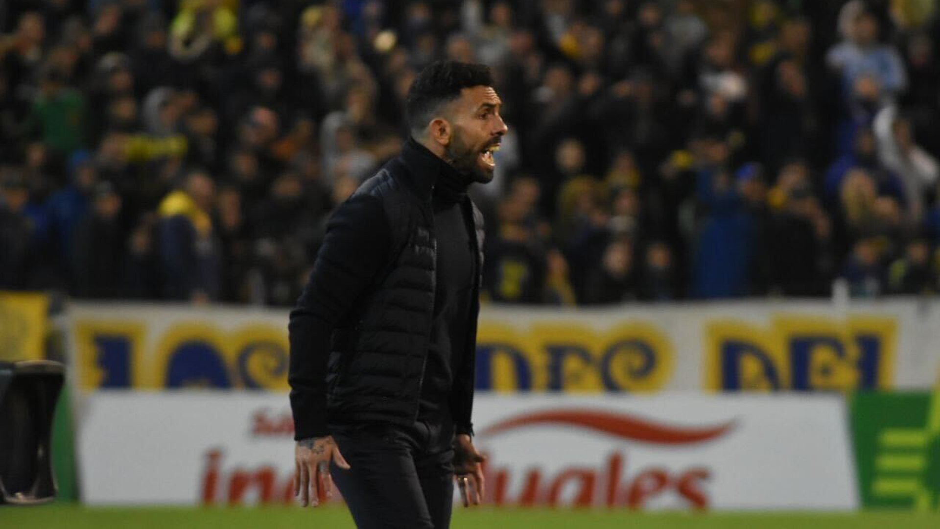 Últimas indicaciones de Tevez en el cierre de su partido debut como entrenador (Leo Galletto)
