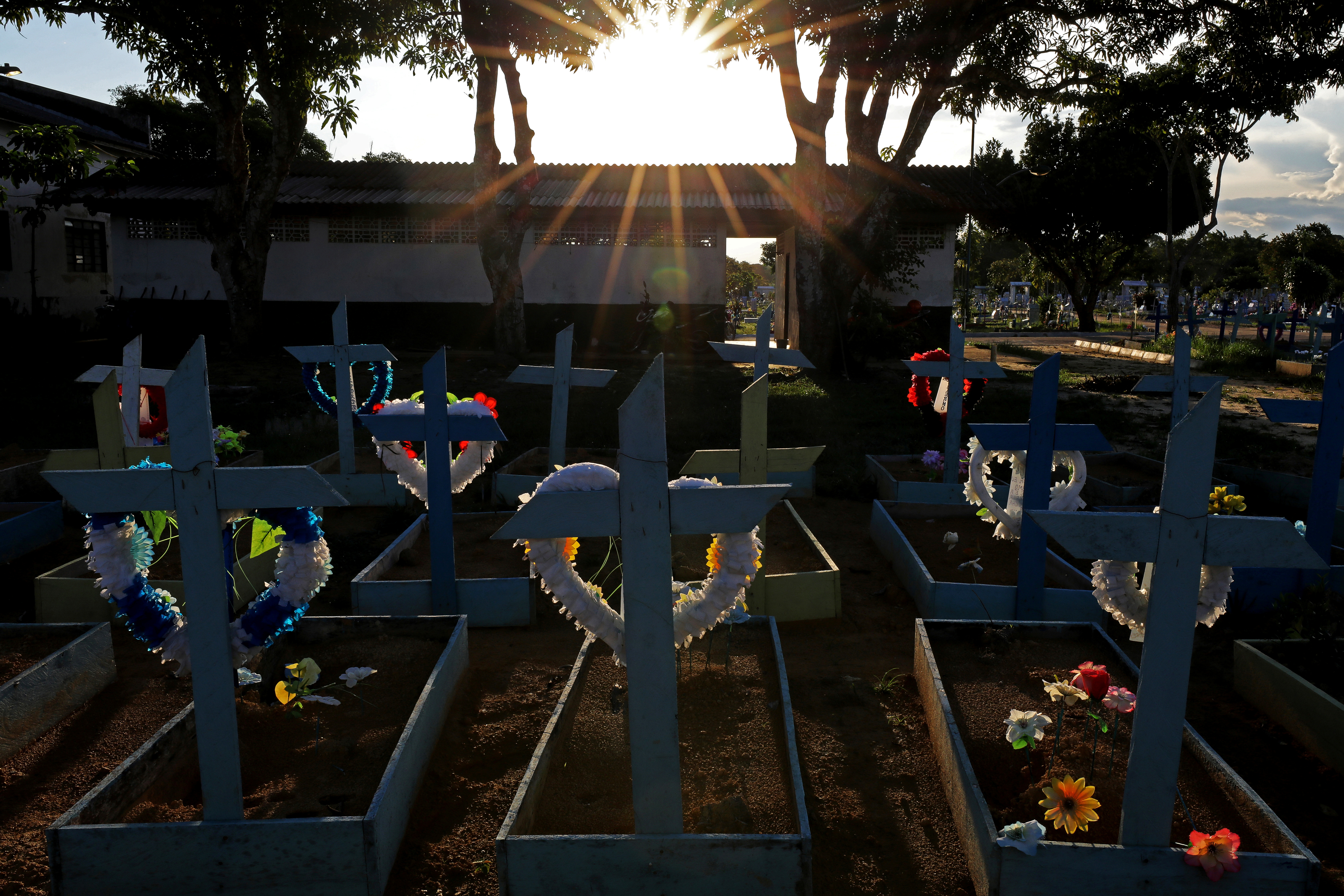 Tumbas de muertos por COVID-19 en el cementerio de Parque Taruma en Manaus, Brasil. REUTERS/Bruno Kelly