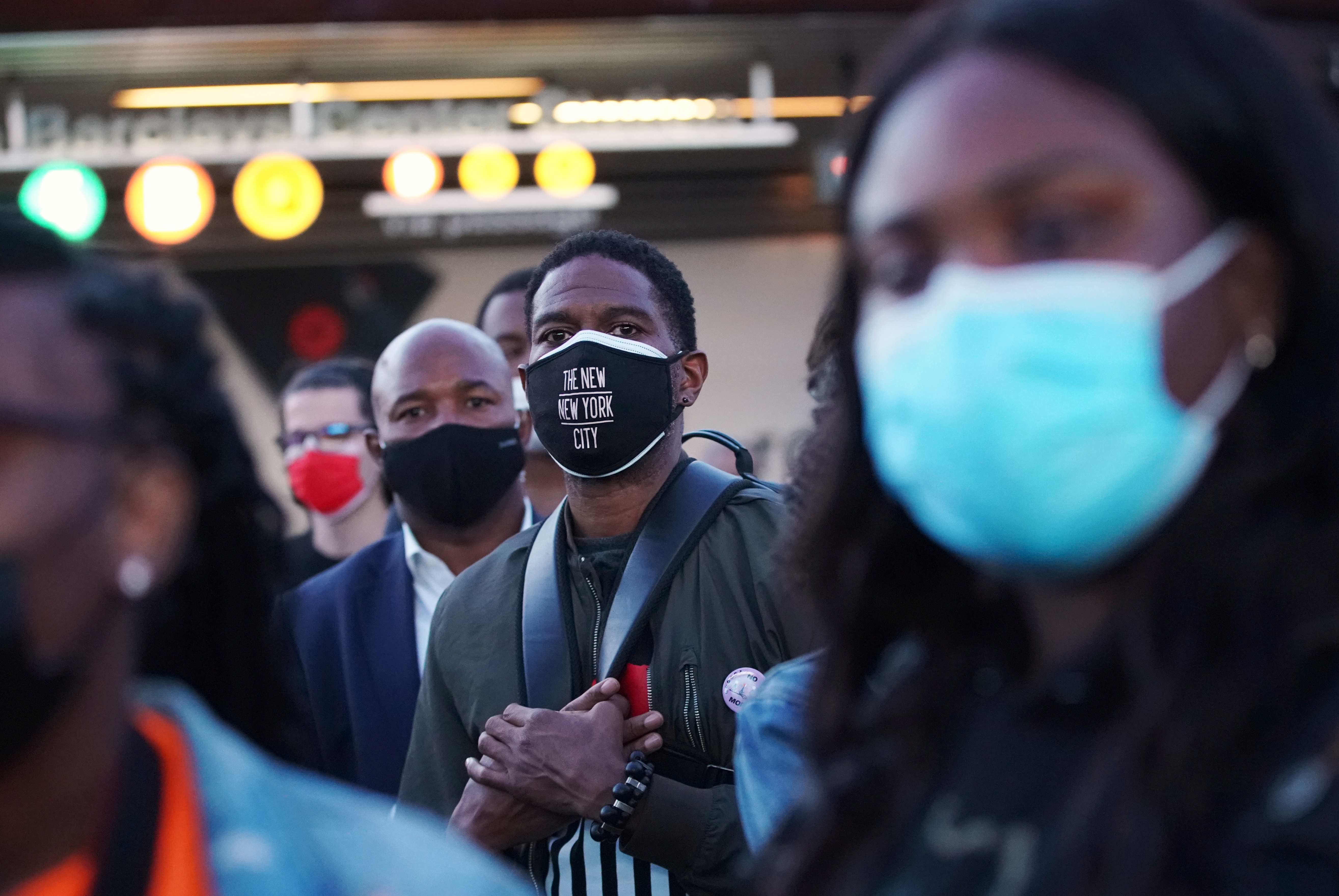 Personas en Brooklyn, New York utilizan máscaras en lugares públicos frente al creciente número de infectados por COVID-19 - REUTERS/Jeenah Moon