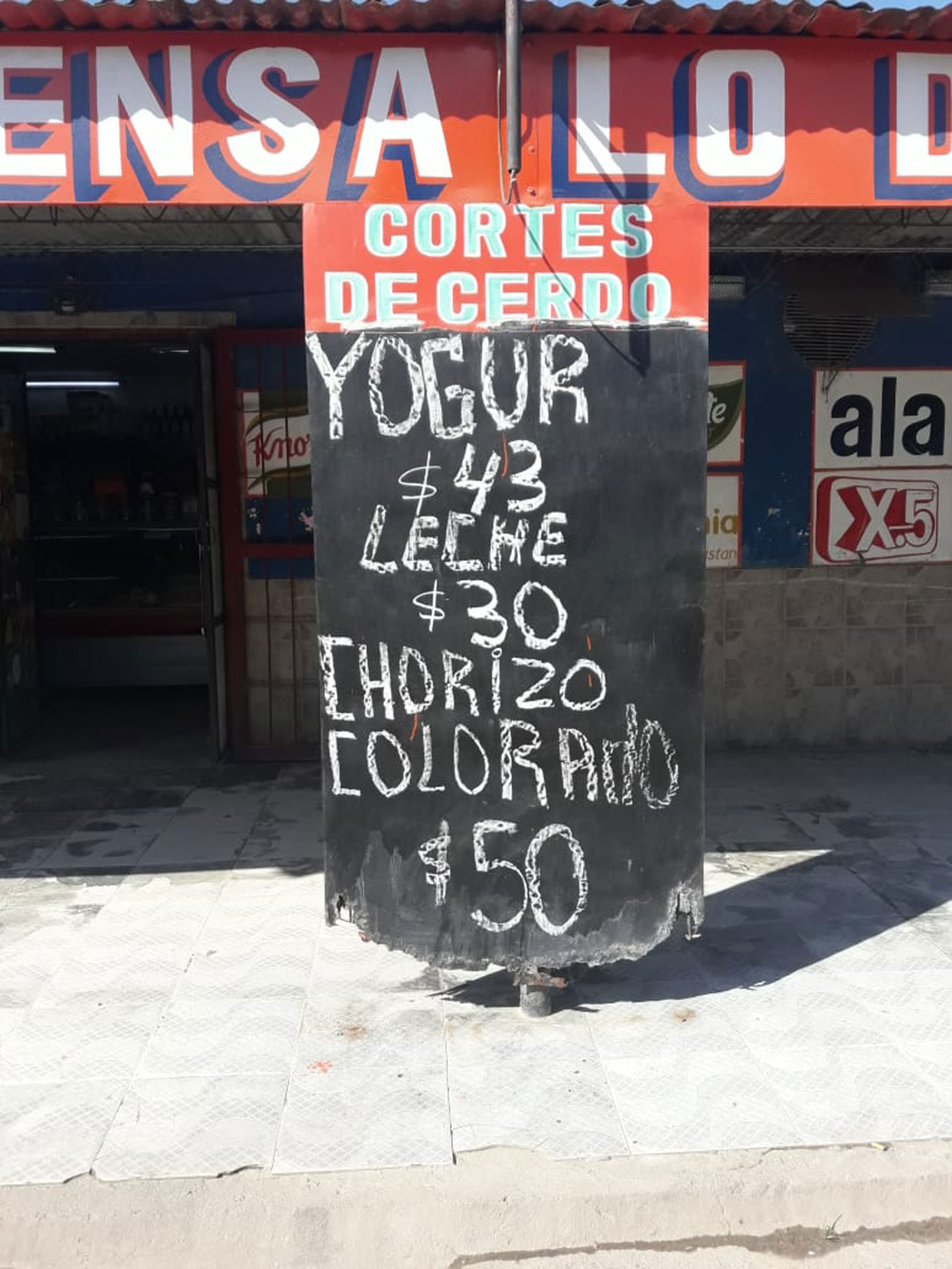 Leche a 30 pesos, yogurt a 43. Uno de los comercios que adhirió a la propuesta del delegado comunal. Muchos vecinos de otras localidades van a El Manantial a comprar.