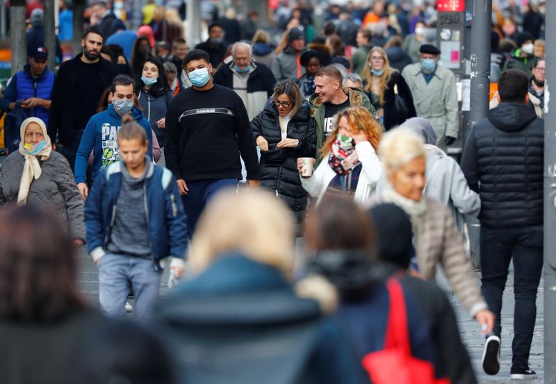 FOTO DE ARCHIVO: Varias personas con mascarillas caminan por la comercial Wilmersdorfer Strasse de Berlín, Alemania, el 12 de octubre de 2020. REUTERS/Fabrizio Bensch