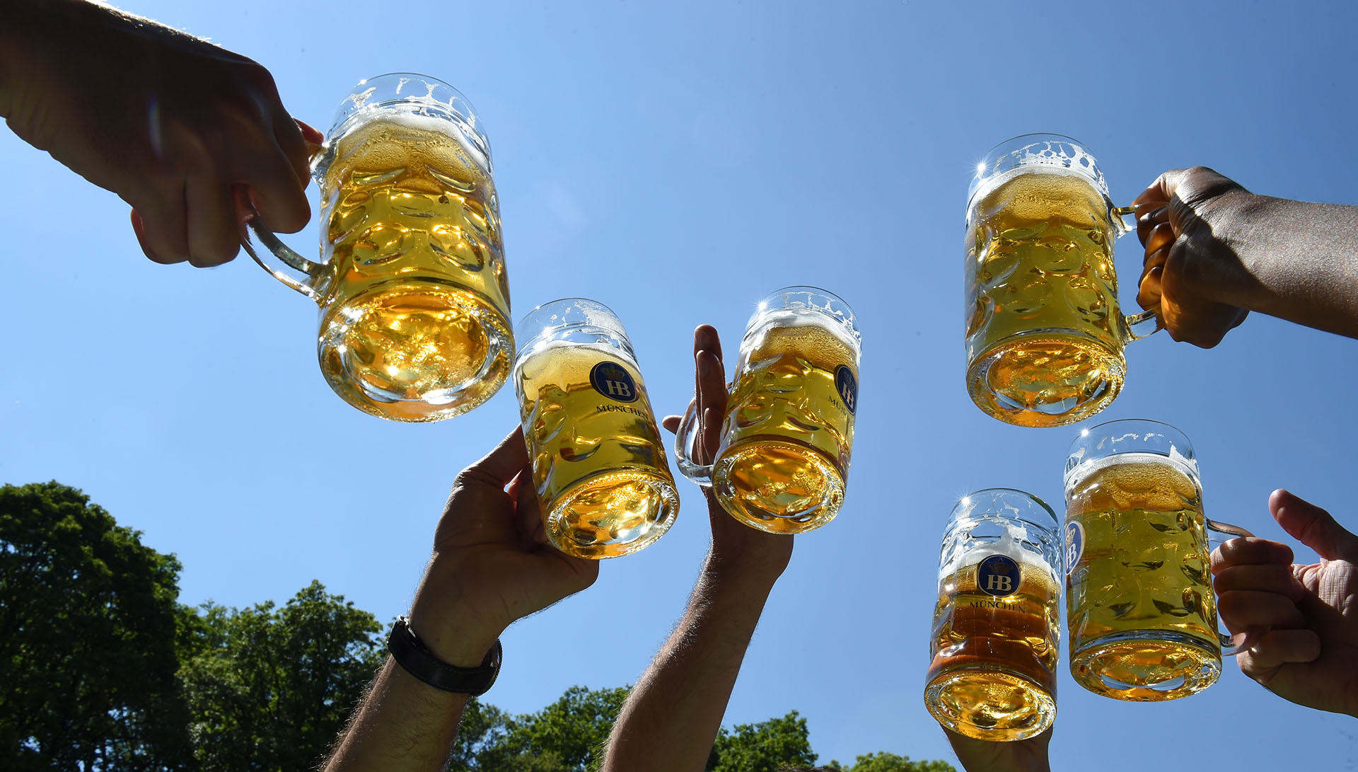 El brindis de los primeros visitantes tras la reapertura de una cervecería en Munich, Alemania.