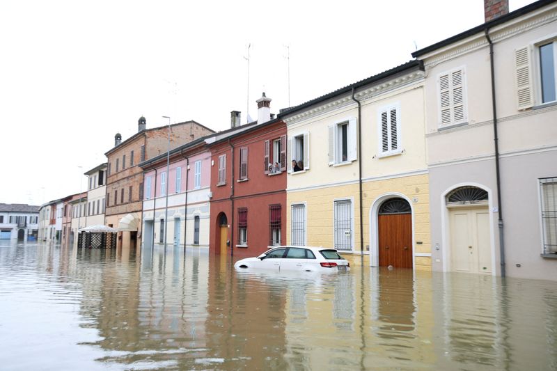 La región italiana de Emilia-Romaña se mantiene en alerta roja por fuertes lluvias mientras continúan los trabajos de rescate