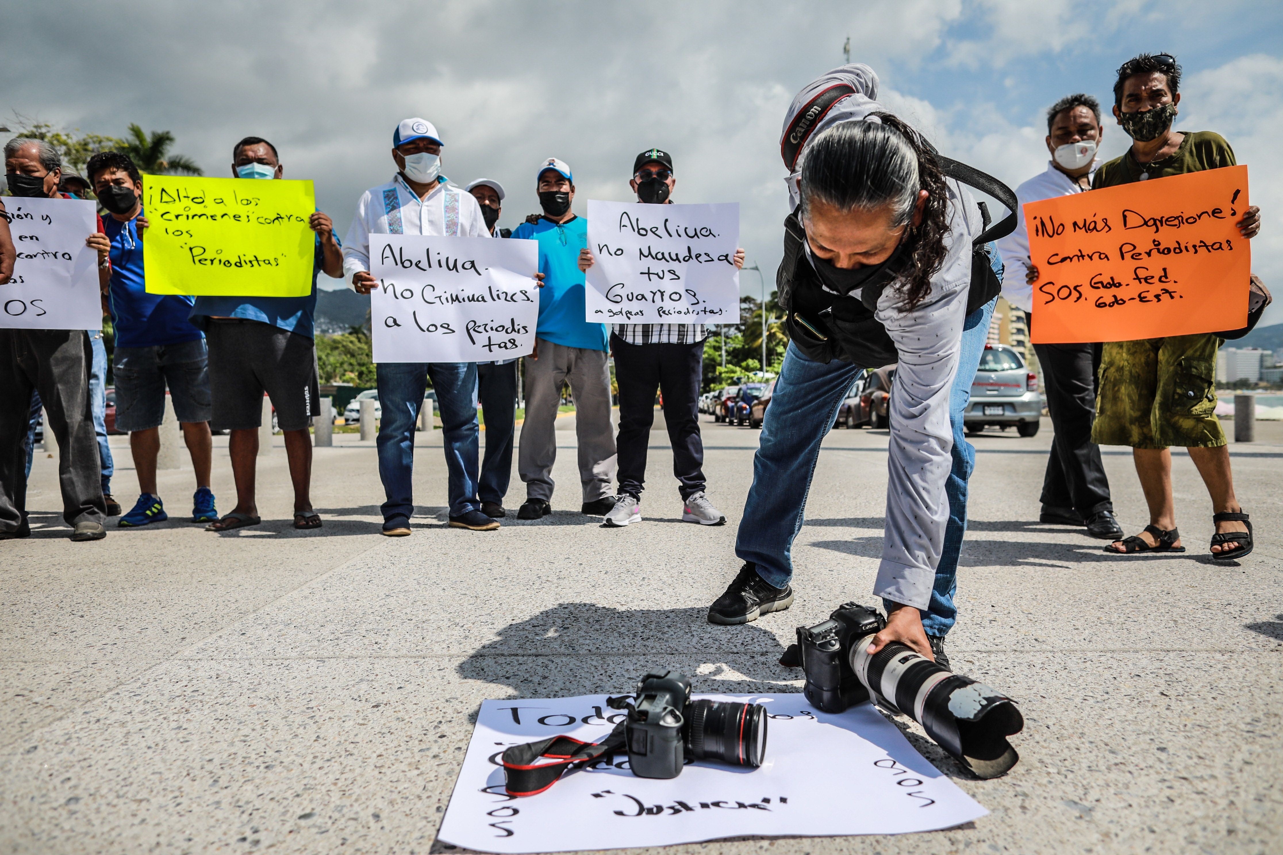 Un reportero gráfico coloca en el suelo su cámara, este 31 de octubre de 2021, en protesta por el asesinato de un colega en Acapulco (Foto: EFE/David Guzmán)
