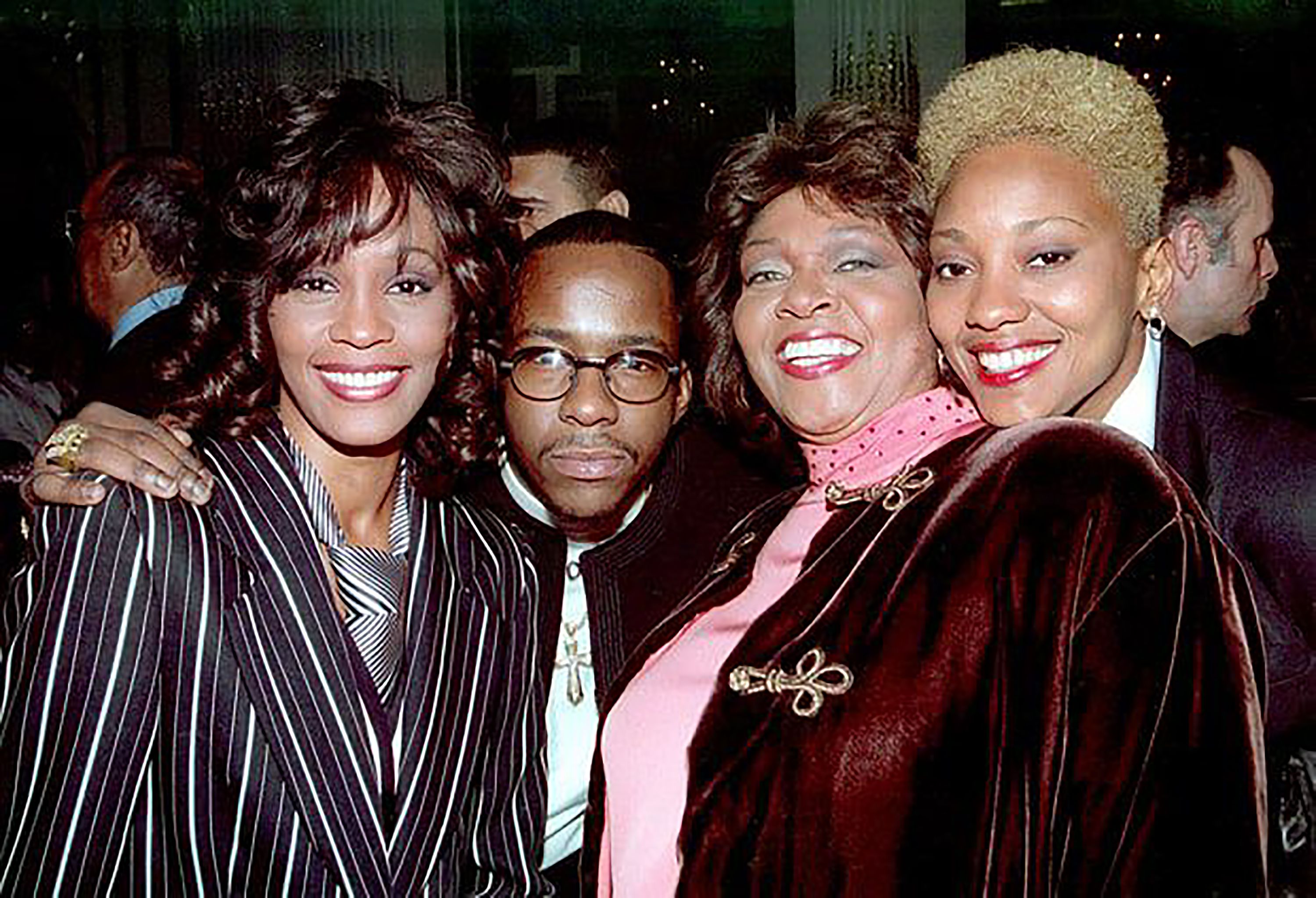 Whitney Houston, Bobby Brown y Robyn Crawford (MediaPunch/Shutterstock)