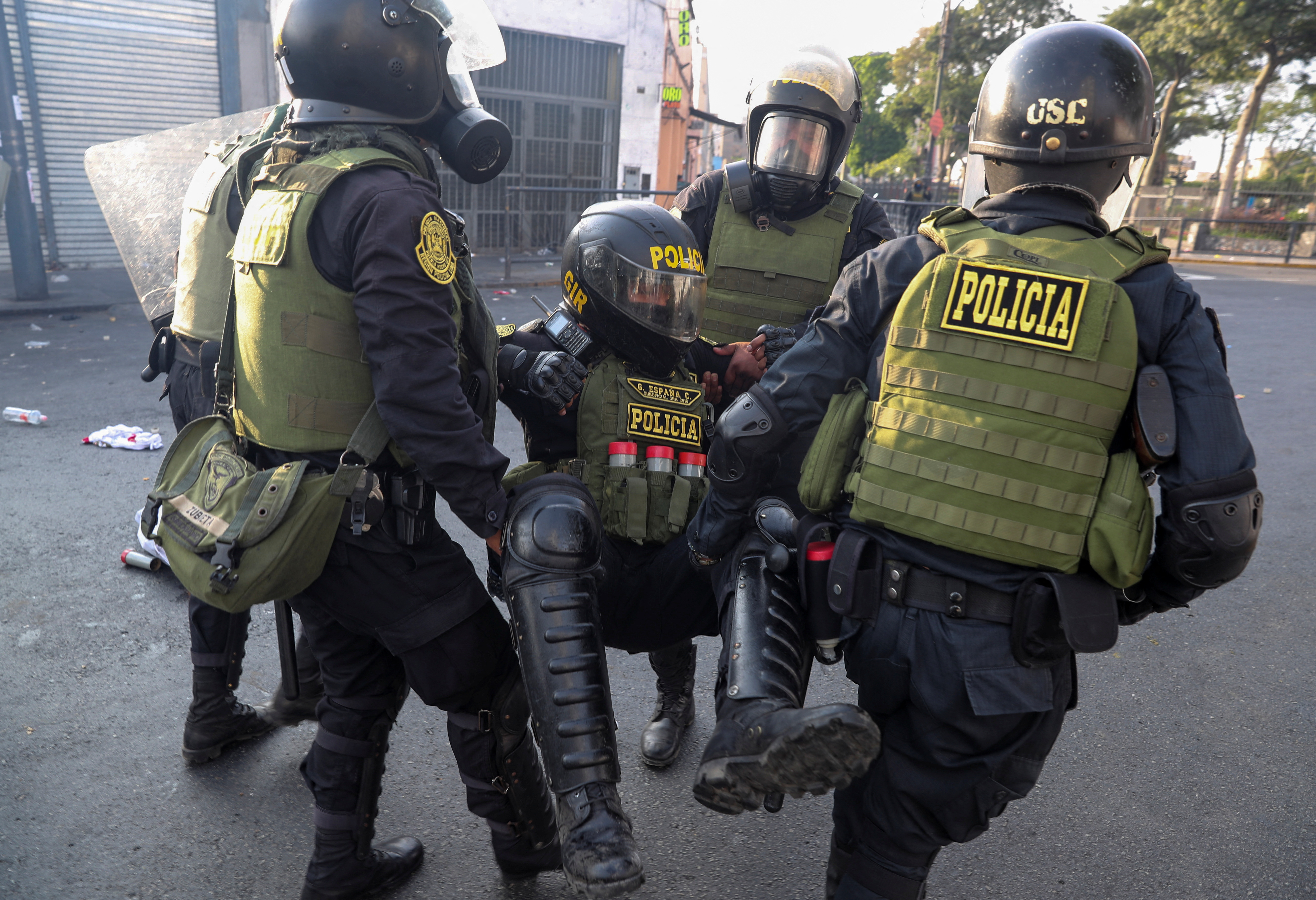 Policías heridos durante enfrentamientos en el Centro de Lima REUTERS/Sebastian Castaneda