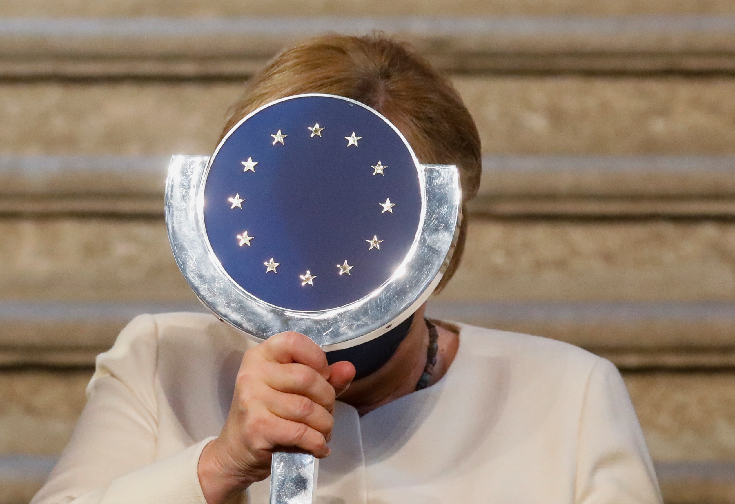 La canciller alemana Angela Merkel recibe el "Premio Europeo Carlos V" tras la ceremonia en el Monasterio de Yuste, en la región occidental española de Cáceres, el 14 de octubre de 2021. REUTERS / Susana Vera