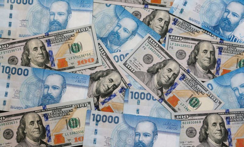 Foto ilustrativa de billetes de dólar y pesos chilenos (REUTERS/Rodrigo Garrido)