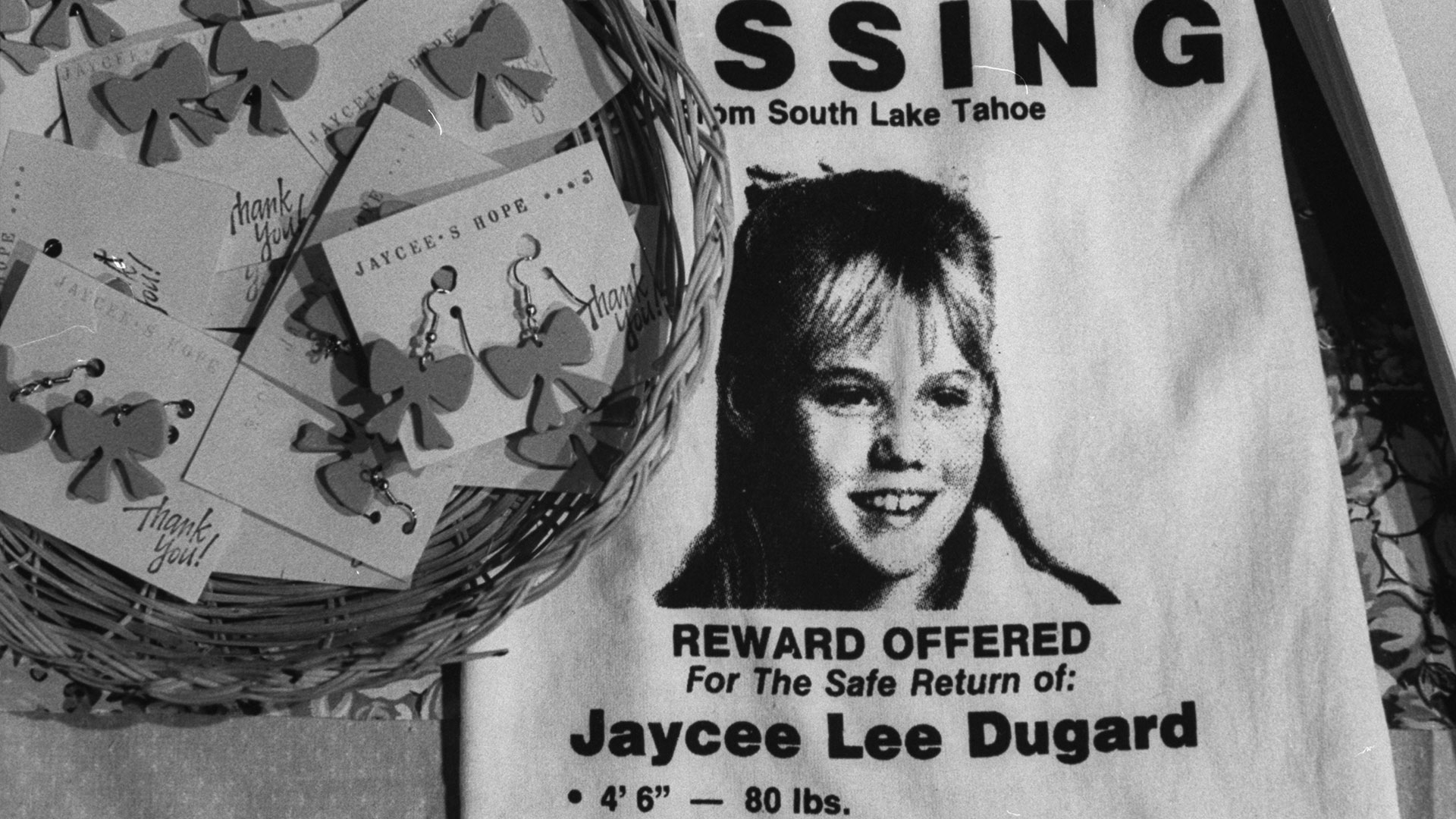 Remeras y llaveros para vender con la imagen de Jaycee y así solventar la campaña que llevaron adelante sus padres para investigar su desaparición (Photo by Kim Komenich/Getty Images)