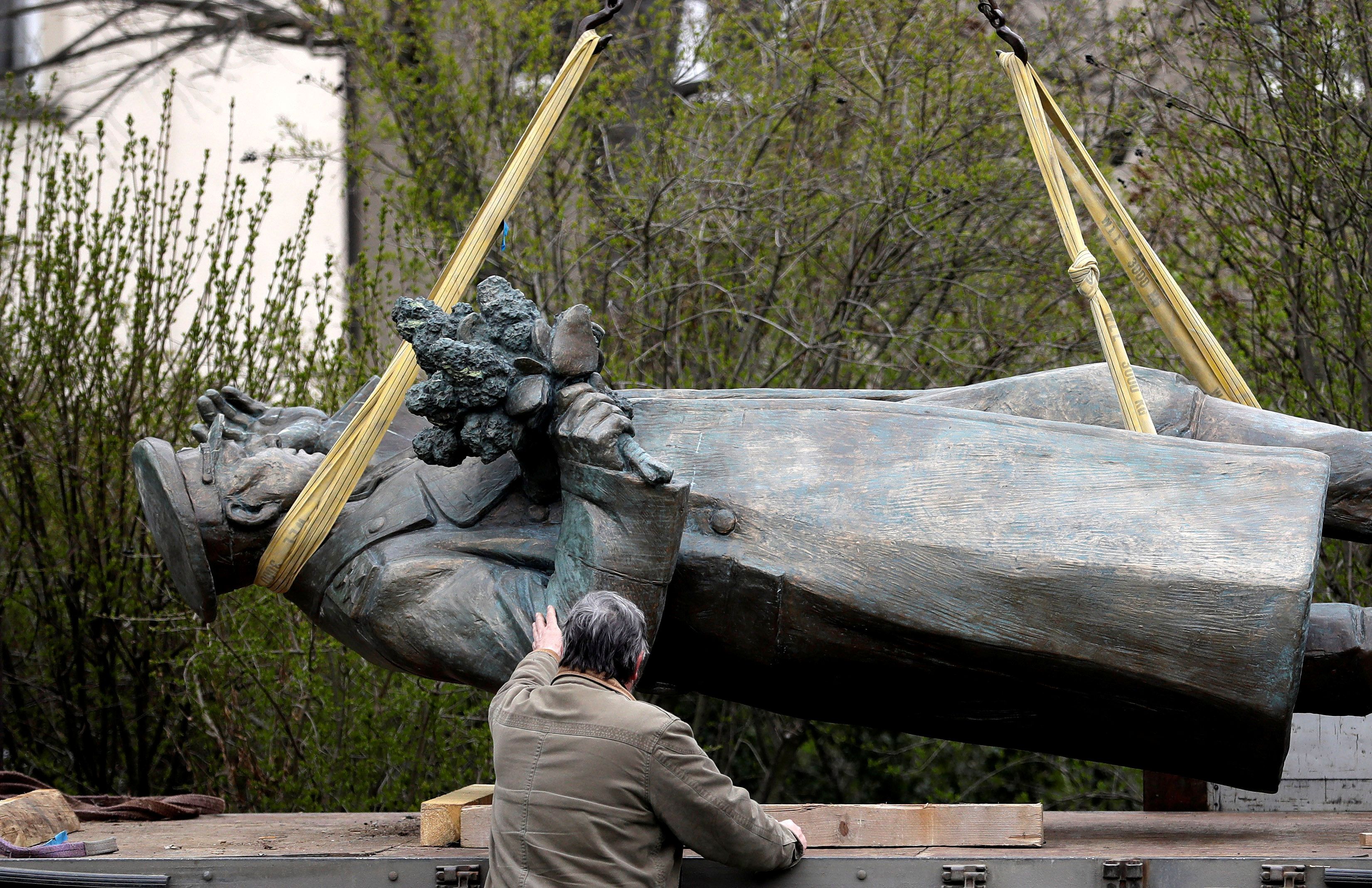 La estatua del comandante soviético de la Segunda Guerra Mundial Ivan Stepanovic Konev es cargada en un camión después de ser retirada de su plataforma en Praga, República Checa, el 3 de abril de 2020 (REUTERS/David W Cerny -/Foto de archivo)