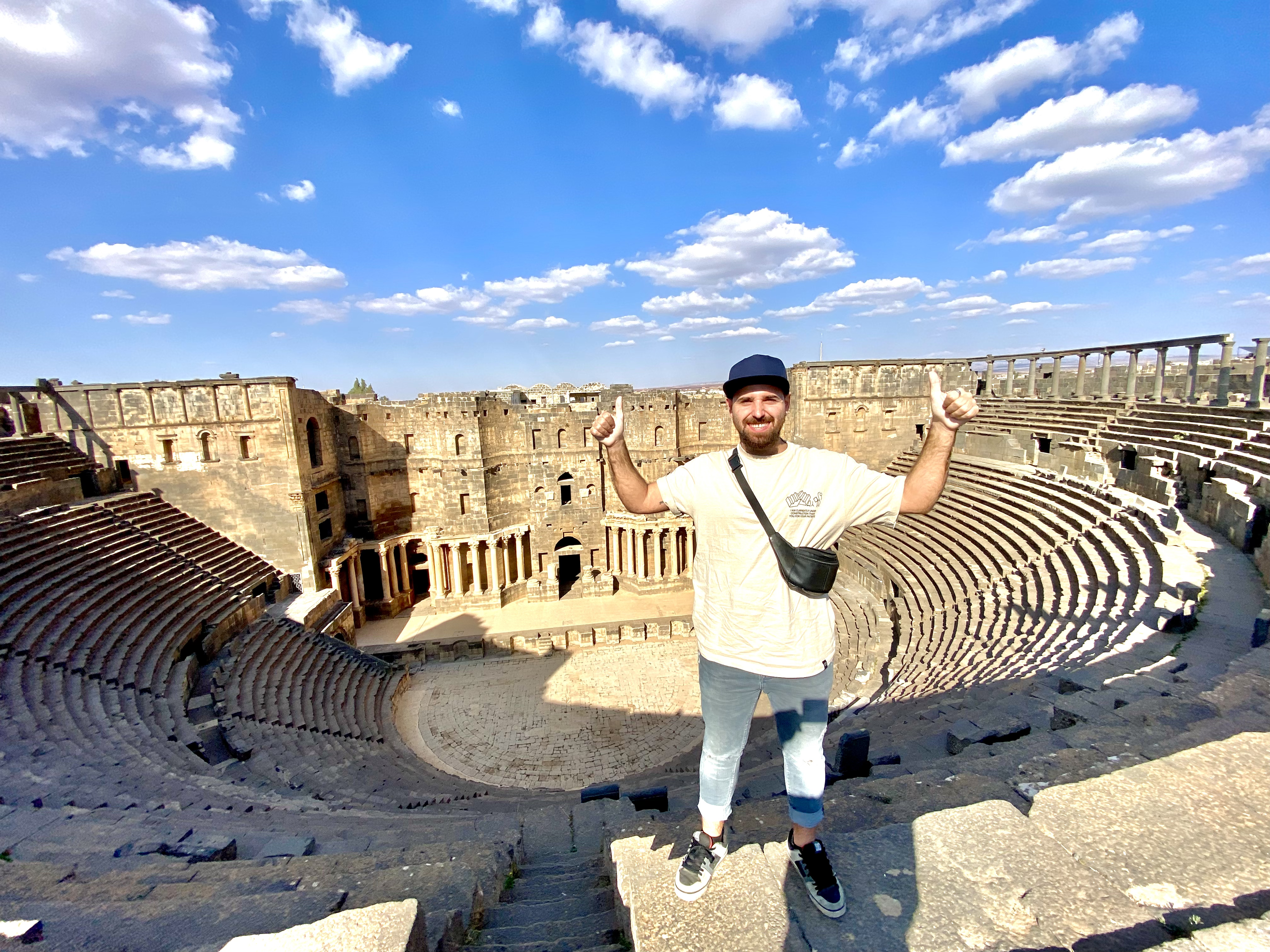 En el Teatro romano de Palmira, el mismo que en 2017 sufrió daños y pérdidas de patrimonio cuando la organización yihadista Estado Islámico (ISIS, por sus siglas en inglés) detonó explosivos
