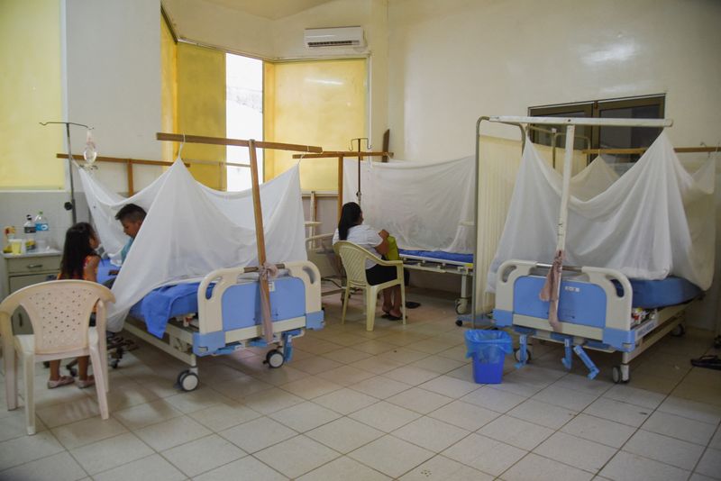 Los pacientes con dengue y signos de alarma como sangrados, deben ser internados/ REUTERS/Claudia Morales