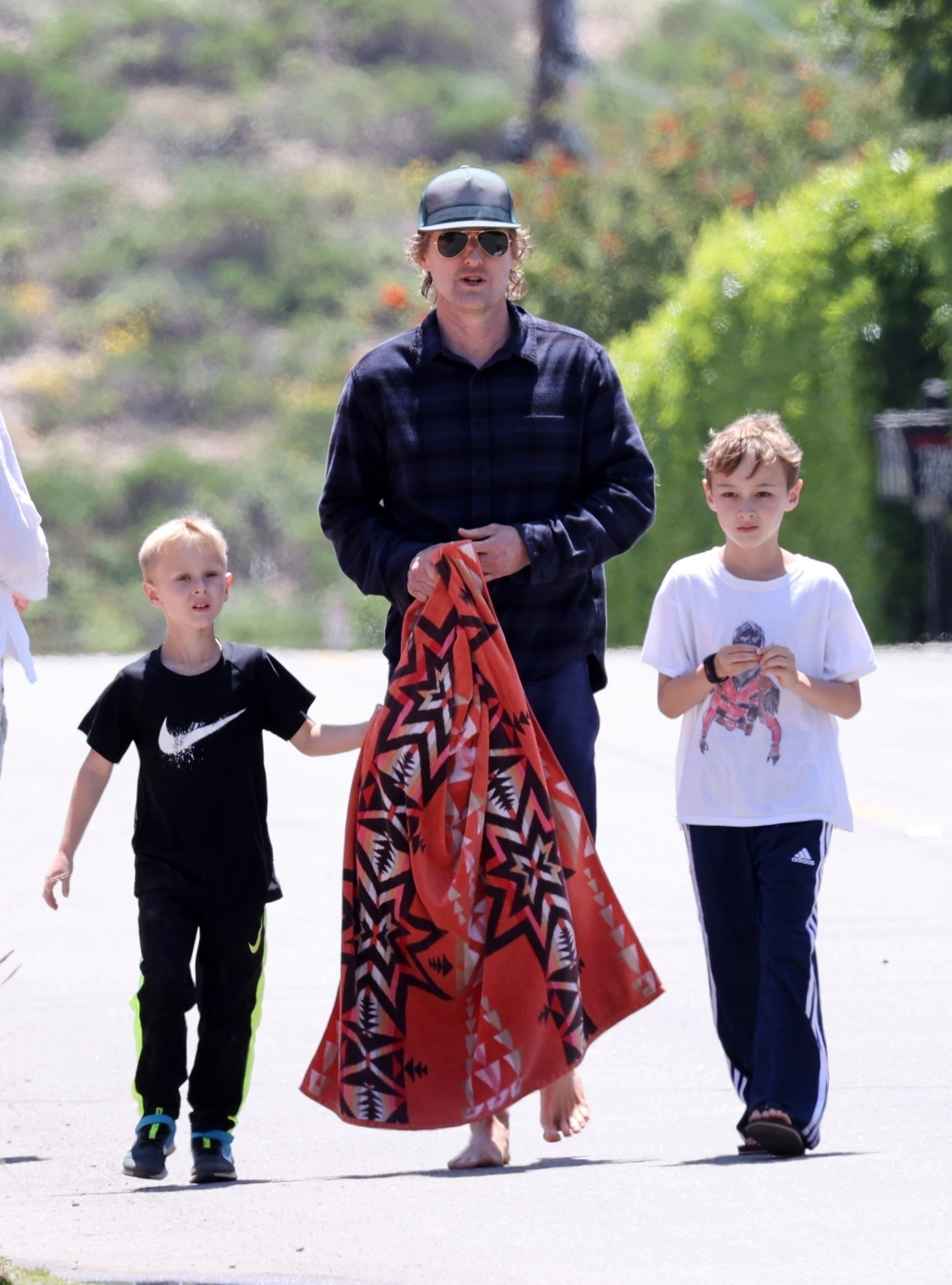 Owen Wilson junto a sus dos hijos mayores, Finn y Robert, en mayo de 2020 (The Gorsby Group)