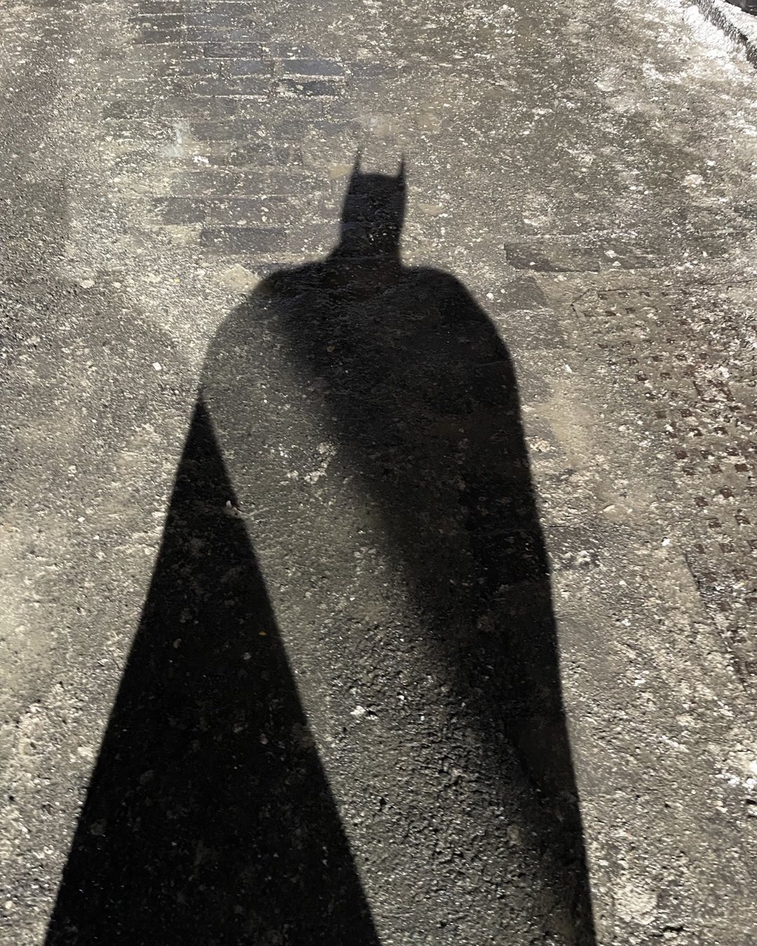 Michael Keaton subió una foto a su cuenta de Instagram confirmando que está trabajando en el regreso de su Batman. (Redes sociales)