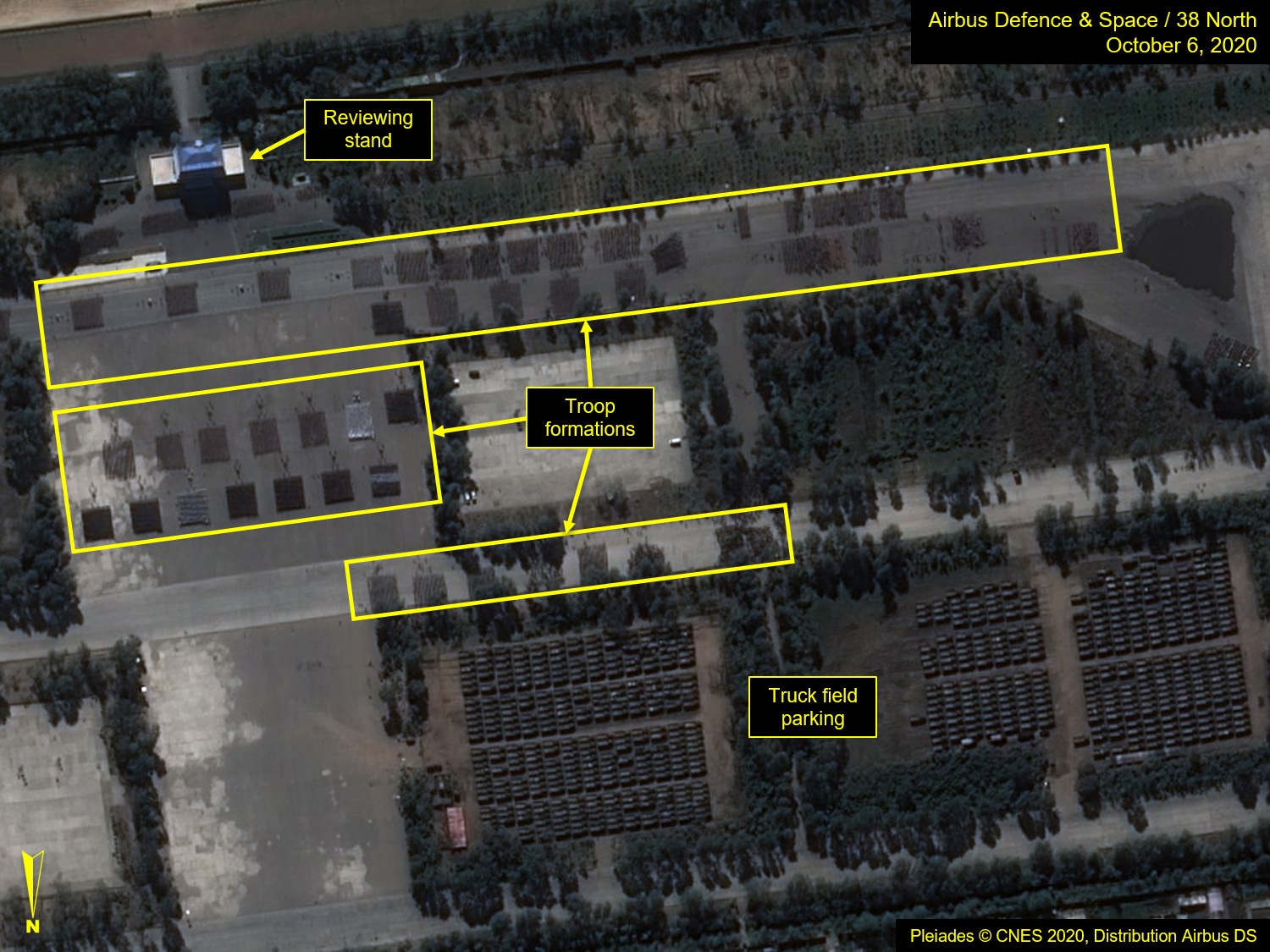 La imagen satelital muestra el Campo de Entrenamiento de Desfiles, donde es posible ver las formaciones de tropas practicando en una réplica de la Plaza Kim Il Sung (Airbus Defence & Space/38 North/Pleiades © CNES 2020 via REUTERS)