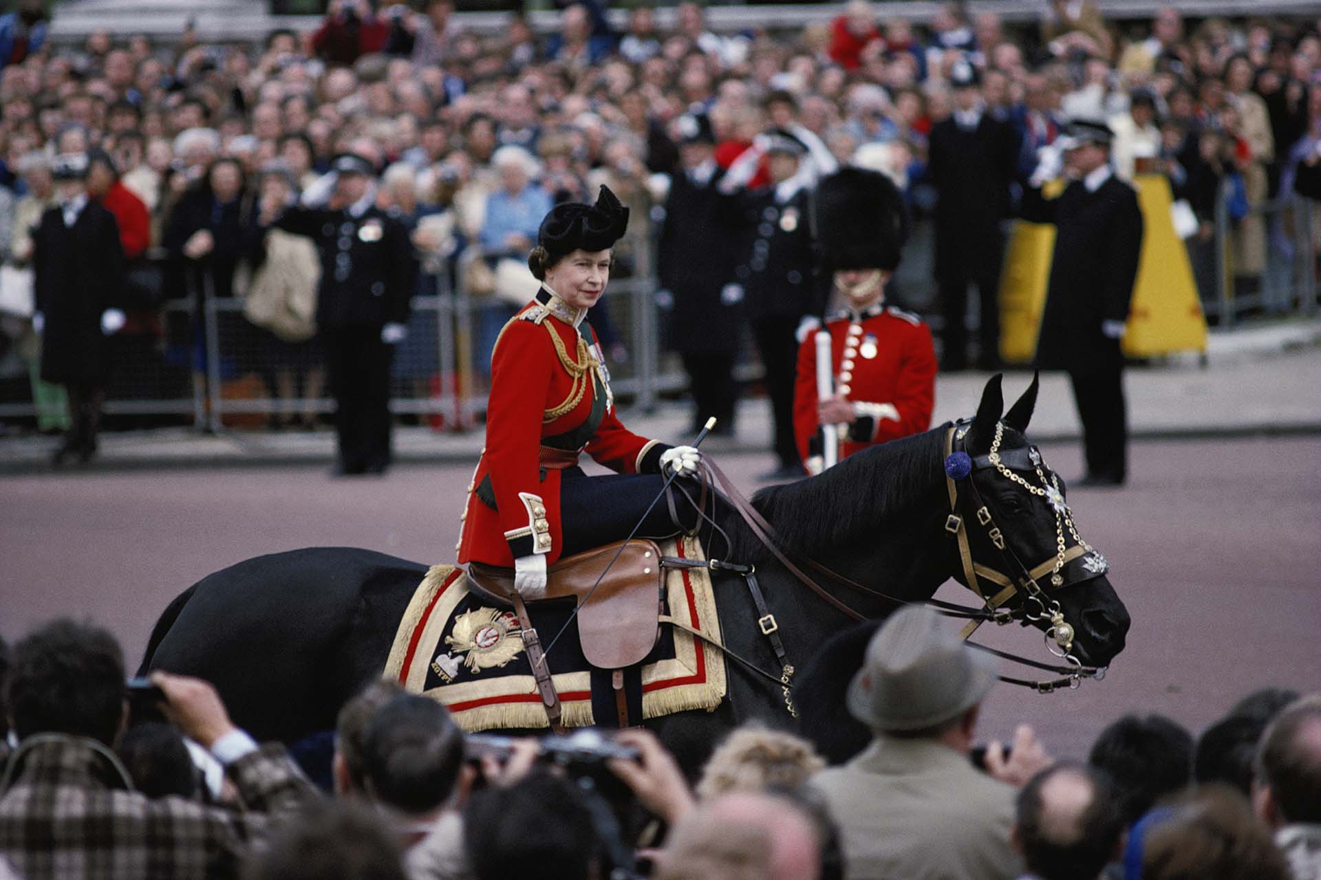 La Reina Isabel II montando a caballo, en traje de gala, durante la ceremonia Trooping the Colour en Horse Guards Parade, Londres, Inglaterra, Gran Bretaña, junio de 1979. La Reina monta a "Burmese", un regalo de la Real Policía Montada de Canadá. (Photo by Tim Graham Photo Library via Getty Images)
