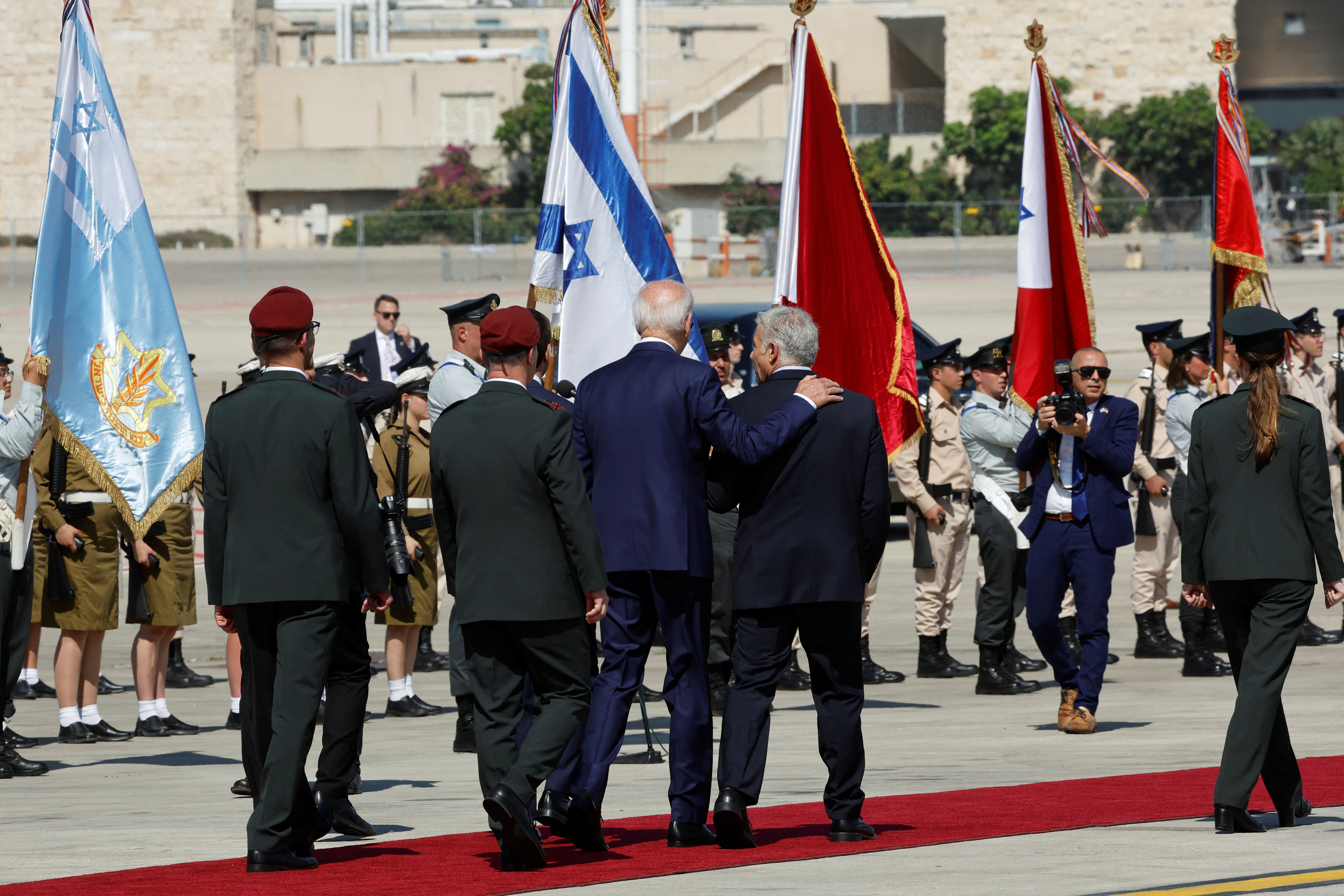 El presidente de Estados Unidos, Joe Biden, y el primer ministro israelí, Yair Lapid, participan en una ceremonia de bienvenida en el aeropuerto internacional Ben Gurion en Lod, cerca de Tel Aviv, Israel, el 13 de julio de 2022. REUTERS/Ammar Awad