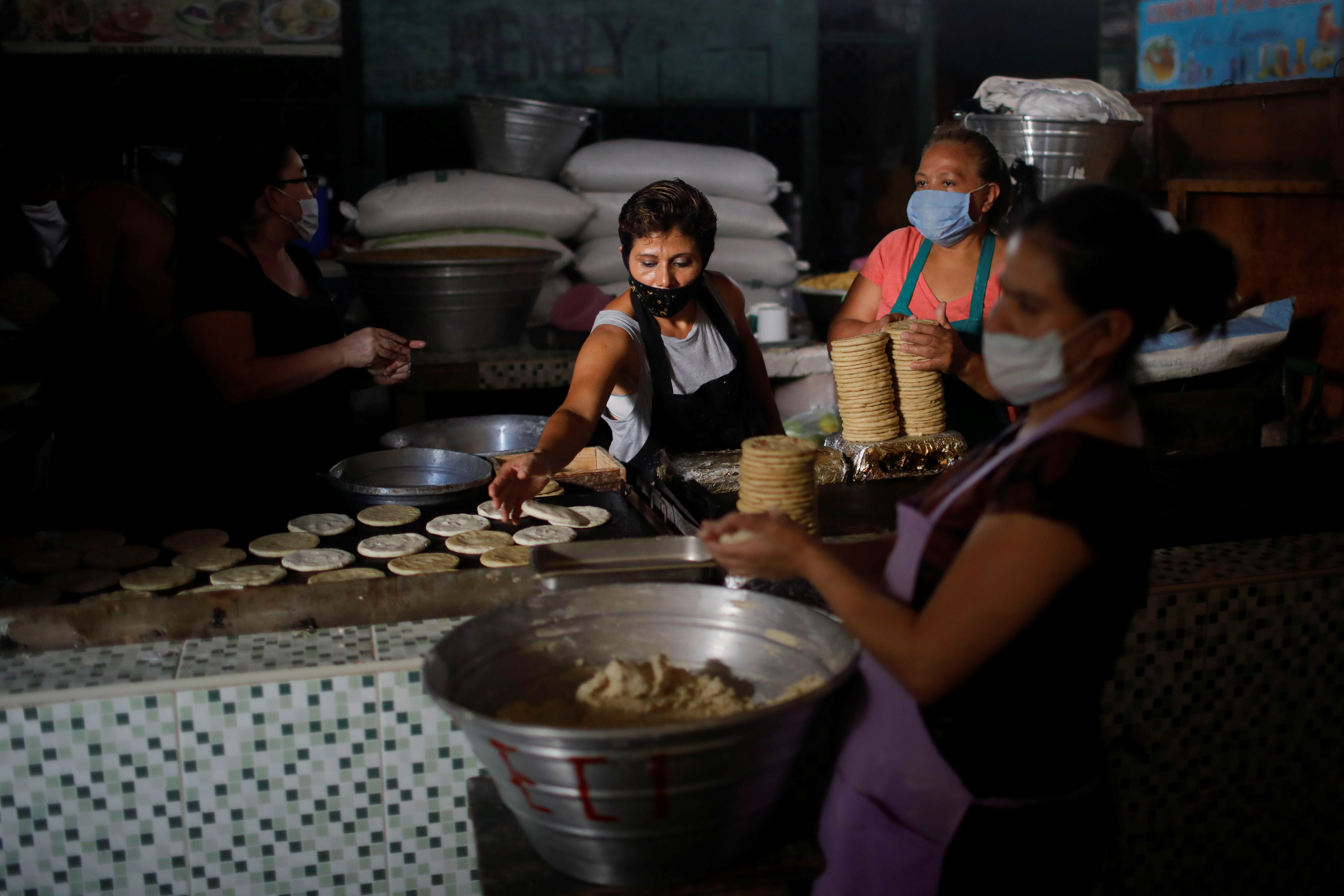 Las Secretarías de Economía y Agricultura aseguraron que los precios de cada eslabón de la cadena productiva de la tortilla se encuentran monitoreados constantemente (Fotos: Reuters / Jose Cabezas)