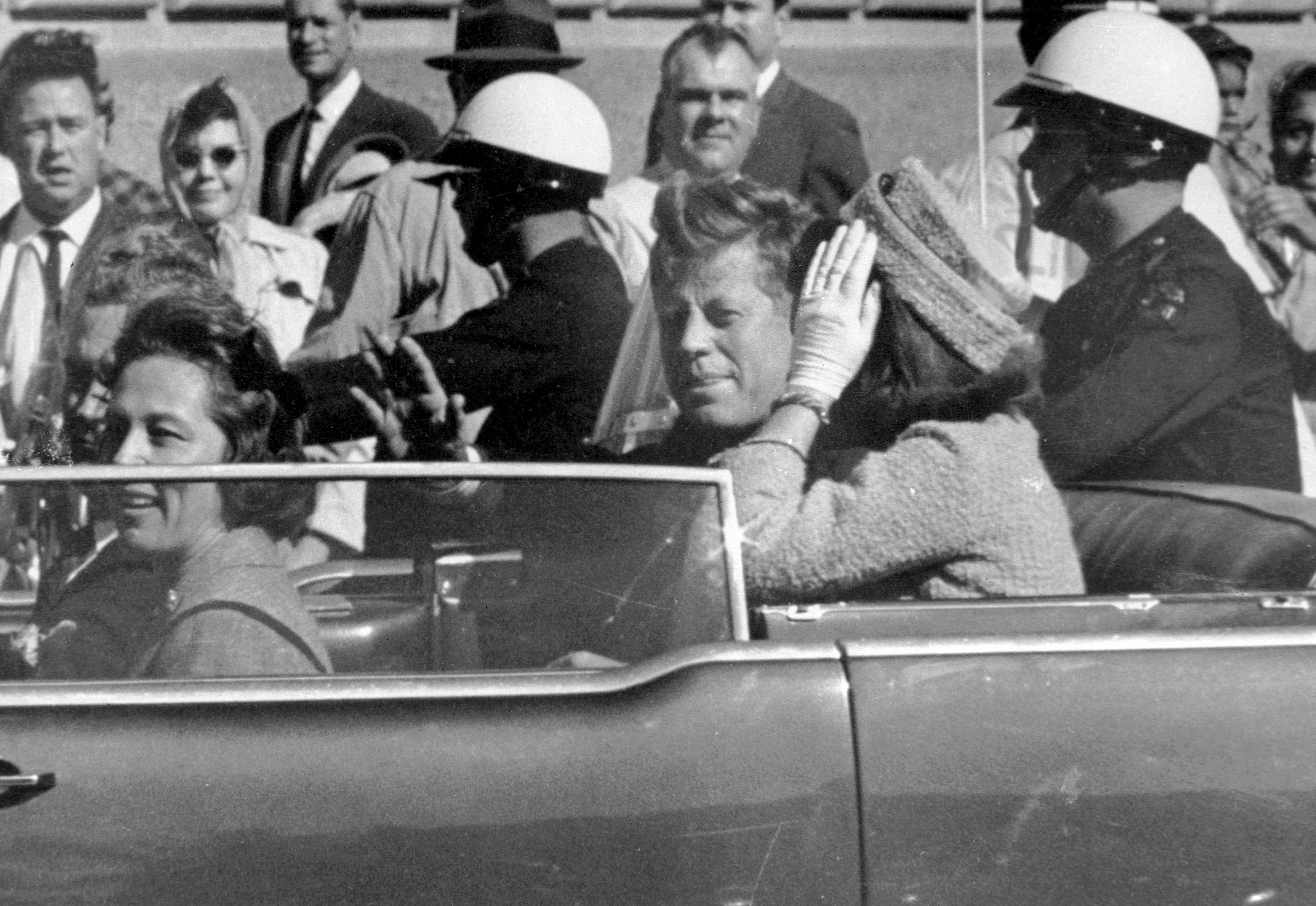 Las inconsistencias de la investigación oficial, la falta de pruebas, el rápido asesinato de Oswald, el pasado sinuoso de Ruby, las falencias de la CIA y el FBI, abonaron las sospechas sobre la "historia oficial" del crimen de Kennedy (AP Photo/Jim Altgens, File)