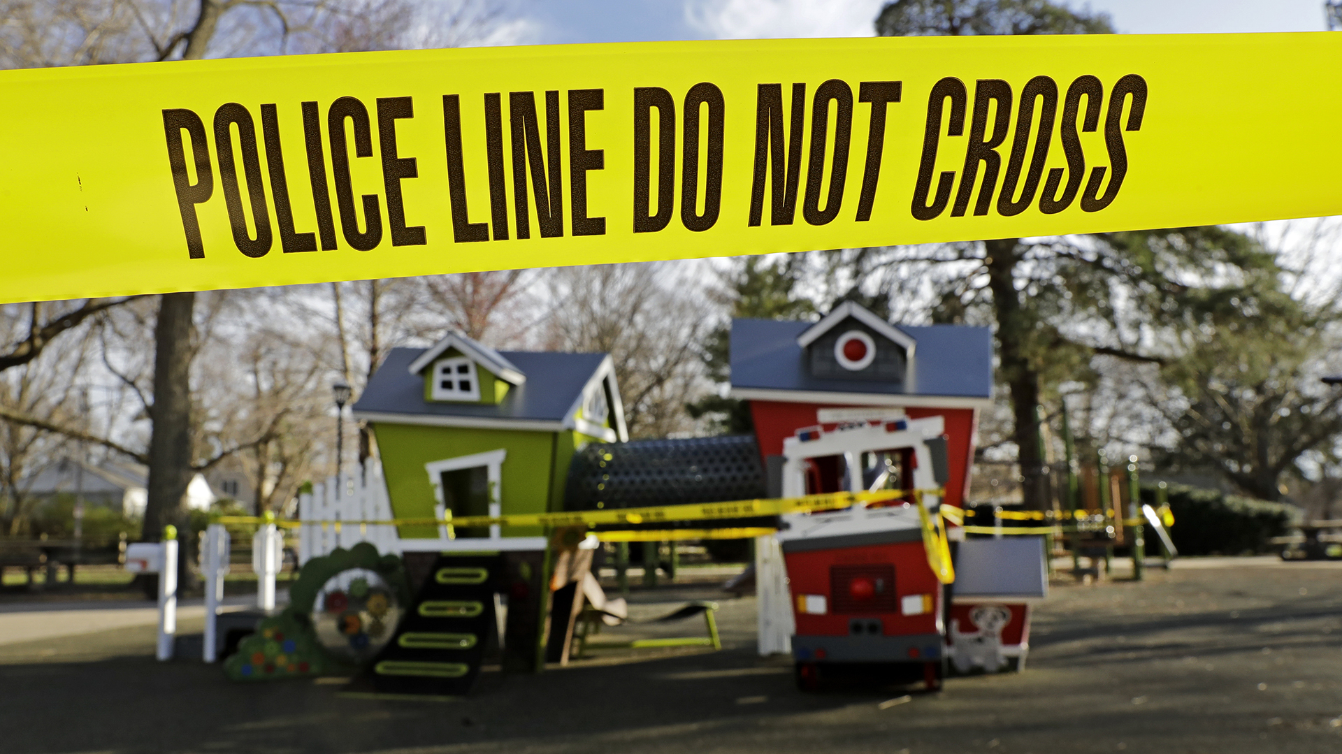 Cinta policial impide el paso a un parque, cerrado para tratar de evitar la propagación del coronavirus, el 25 de marzo de 2020, en Fairway, Kansas. (AP Foto/Charlie Riedel)