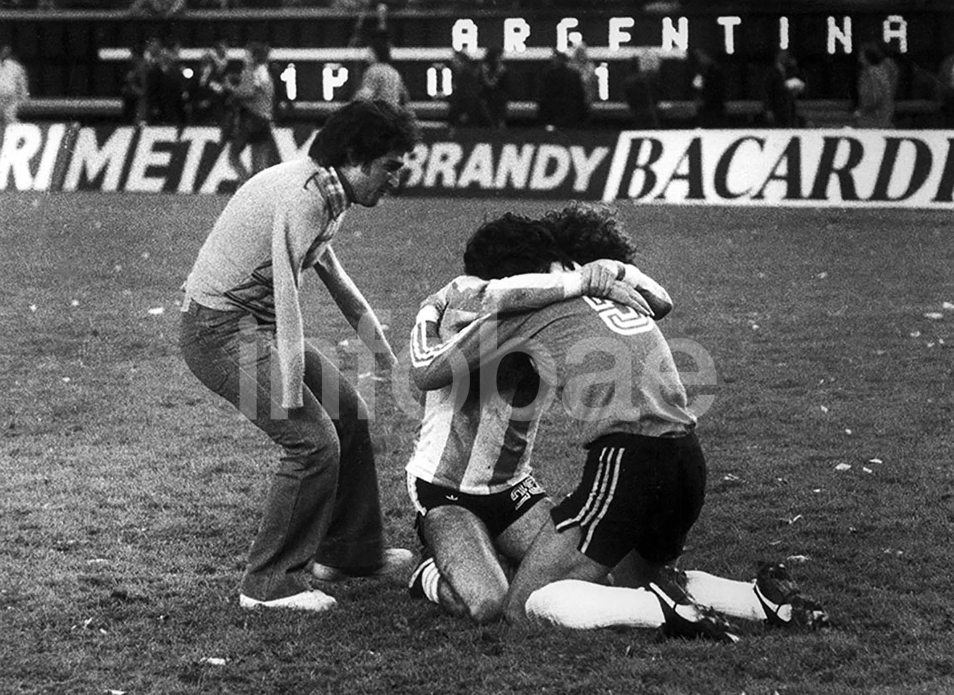 El abrazo del alma, la foto icónica en la Victor Dell'Aquila festeja la consagración de Argentina en el Mundial de 1978 junto a Alberto Tarantini y Ubaldo Matildo Fillol