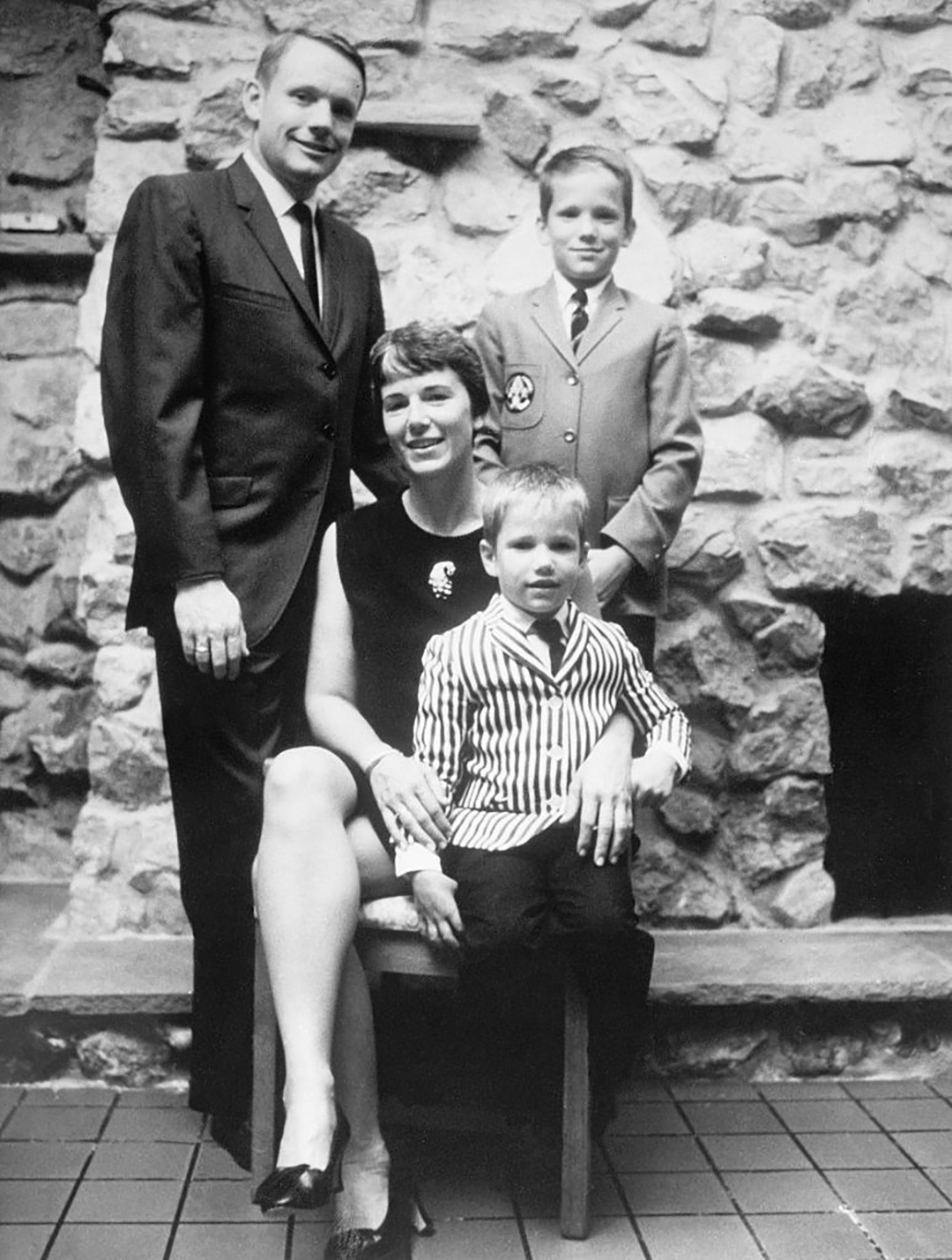 Neil Armstrong con su esposa Jean y sus hijos Eric, de 12 años, y Mark, de 6, en su casa. El matrimonio también habían tenido una niña a la que bautizaron Karen. Cuando su hijita tenía un año y tres meses, le diagnosticaron un tumor maligno en el tronco encefálico. La beba murió el 28 de enero de 1962, a los dos años, por una neumonía relacionada con su salud deteriorada. Nunca pudieron superar la tragedia (Getty Images)