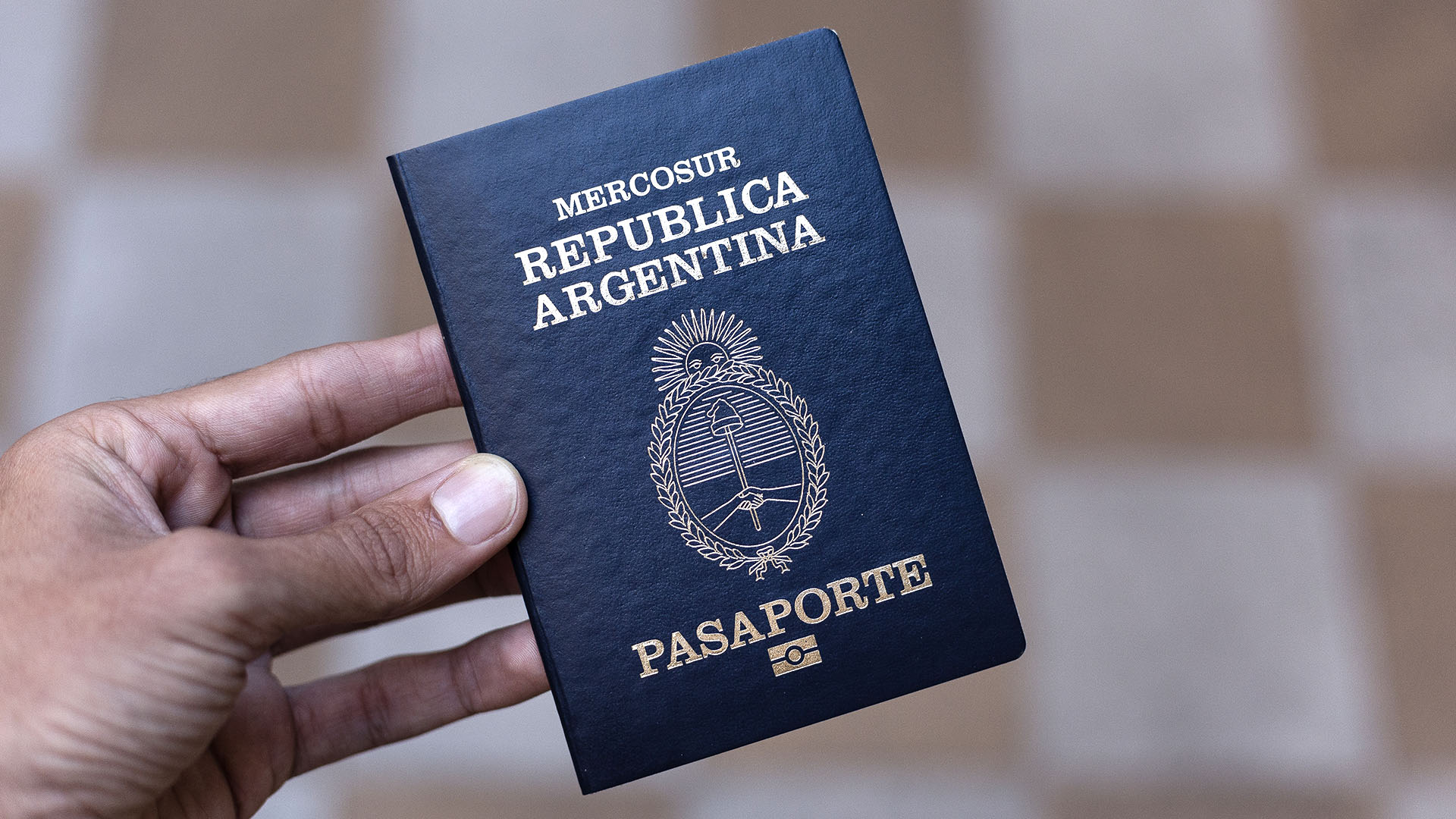 Piden a ciudadanos argentinos que devuelvan miles de pasaportes por una falla de seguridad en su fabricación