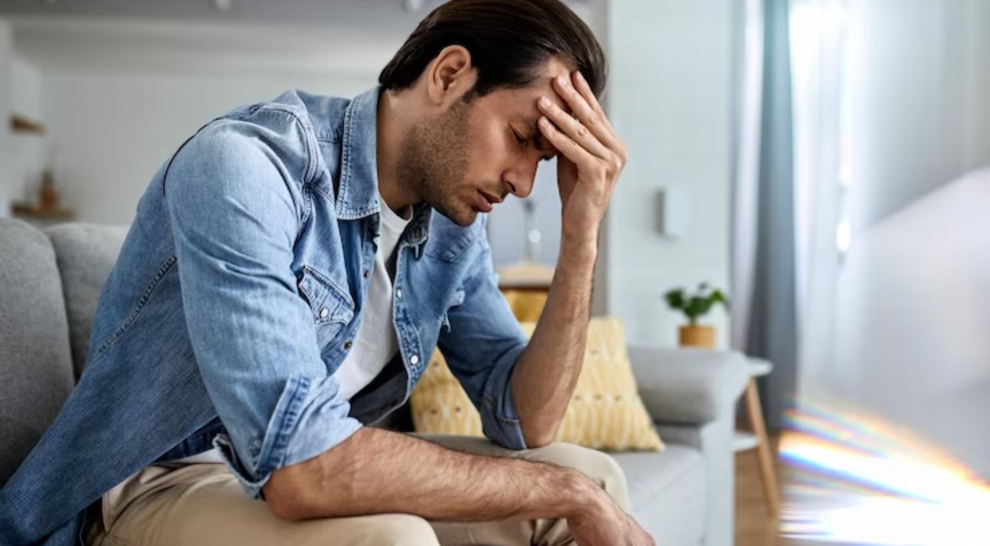 Dos de los síntomas más comunes son depresión y ansiedad, motivos de la gran mayoría de las bajas laborales  (Freepik)