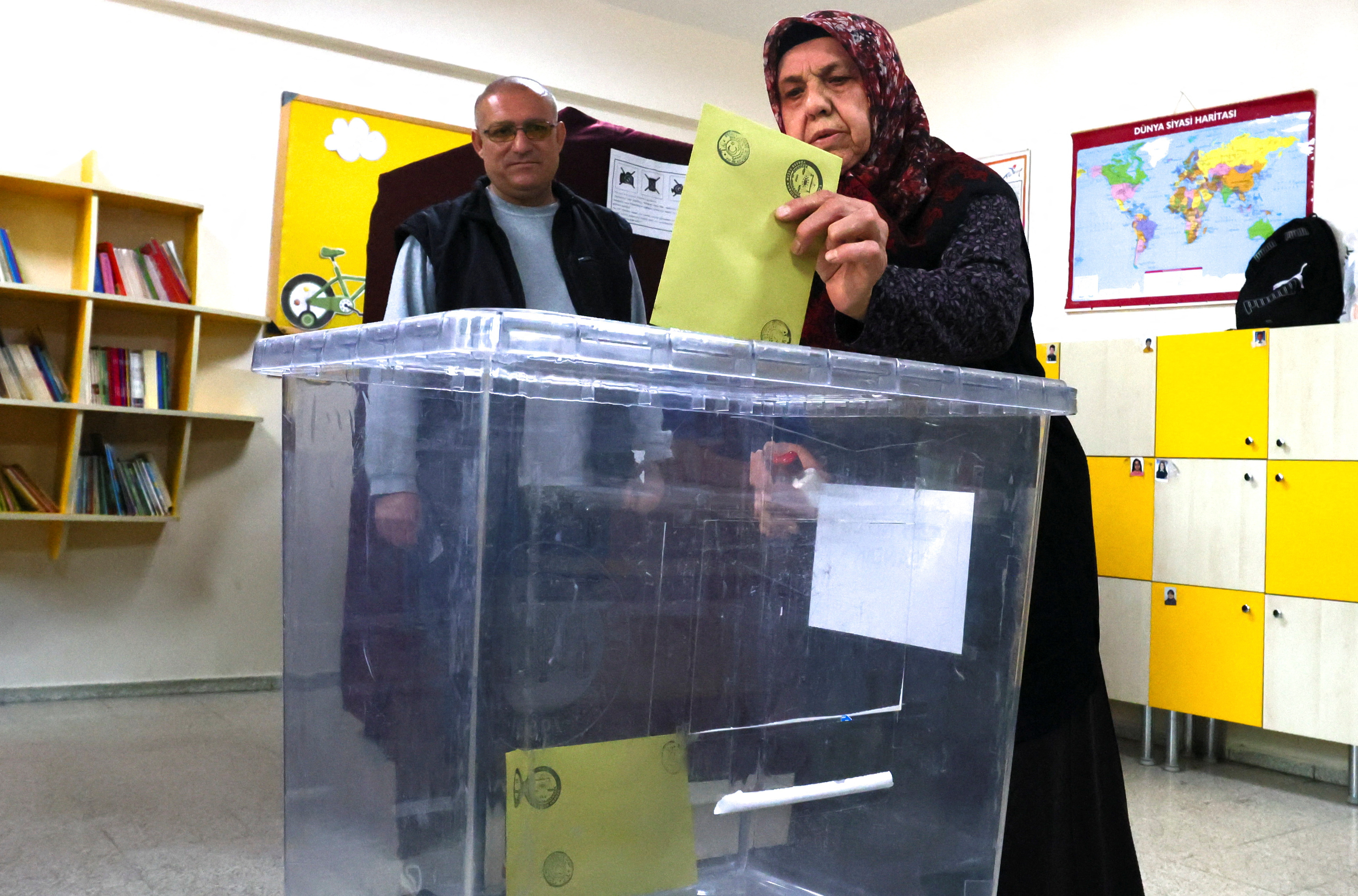 Los últimos sondeos apuntan a que Erdogan, que obtuvo el apoyo del candidato ultranacionalista Sinan Ogan, tercero con 5% de los votos, mantendrá la misma diferencia porcentual en esta segunda vuelta. (REUTERS)