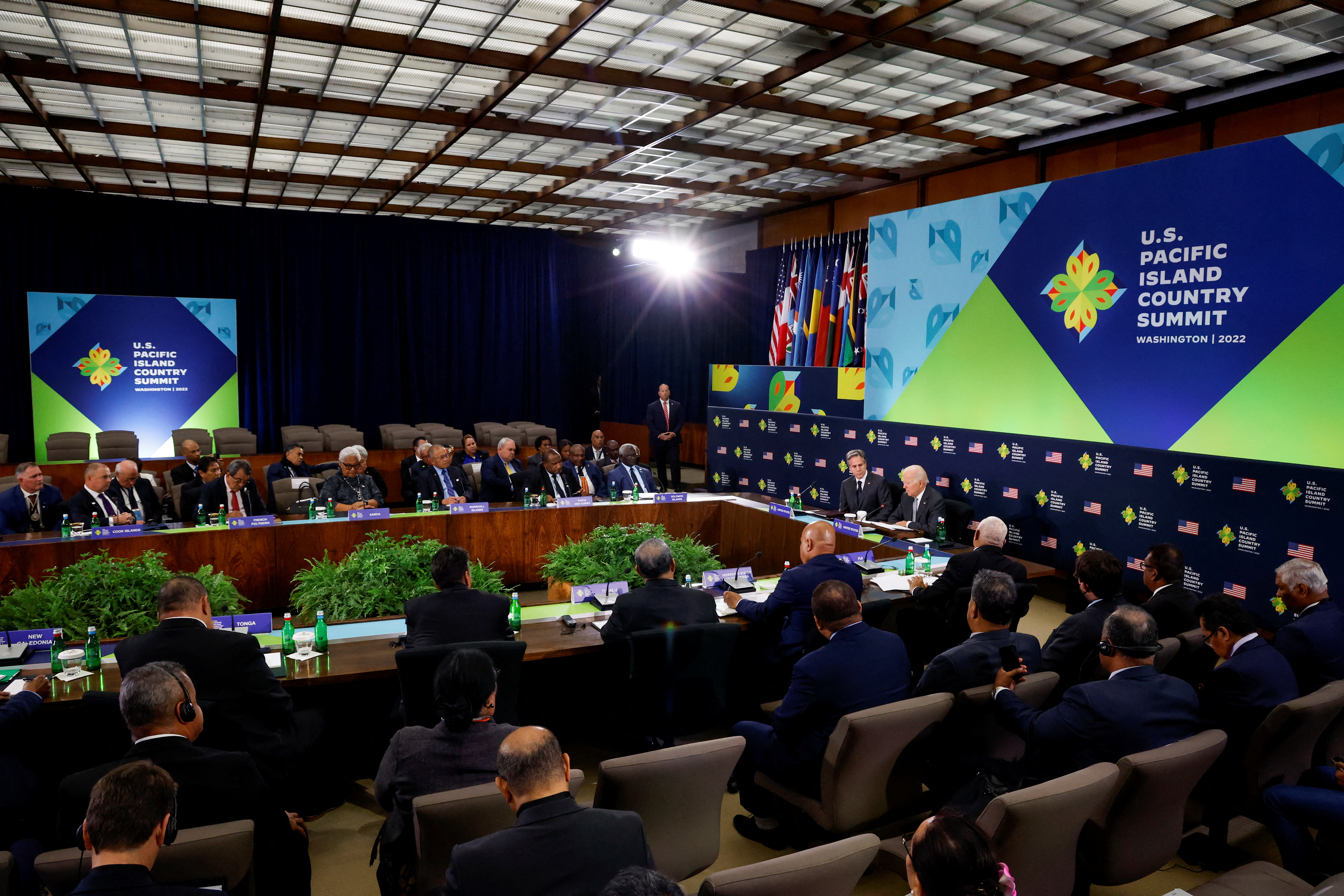 El presidente Joe Biden dijo el jueves a los líderes visitantes de más de una docena de países de las islas del Pacífico que Estados Unidos se comprometió a reforzar su presencia en su región (REUTERS/Jonathan Ernst)