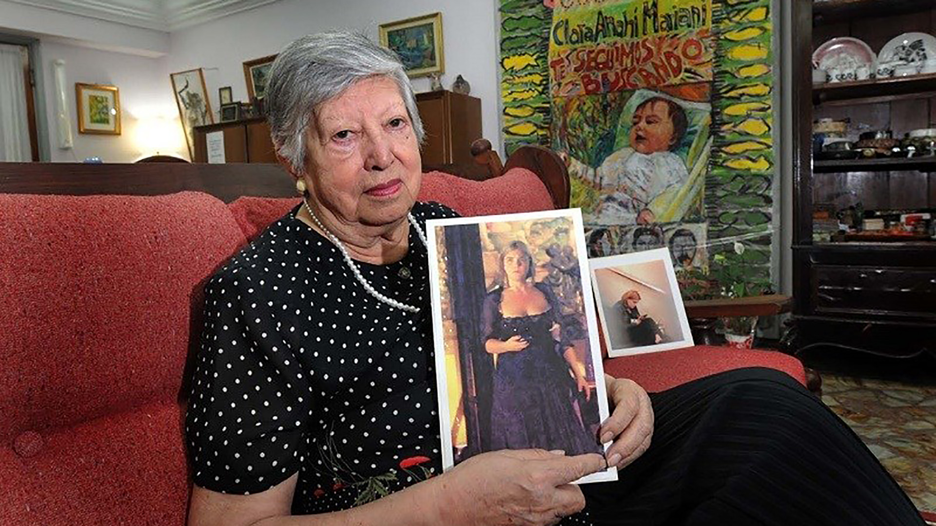 Chicha Mariani con un retrato de su hija Diana Teruggi y, detrás, su nieta secuestrada luego del operativo donde mataron a su madre
