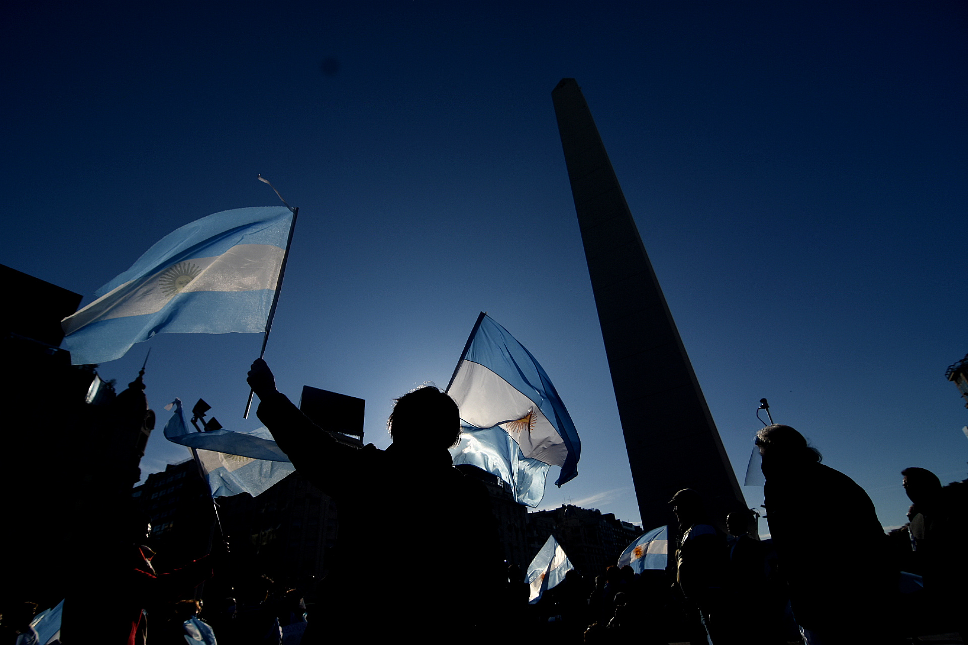 Entre las consignas de la protesta también estuvo el reclamo por la extensión de la cuarentena