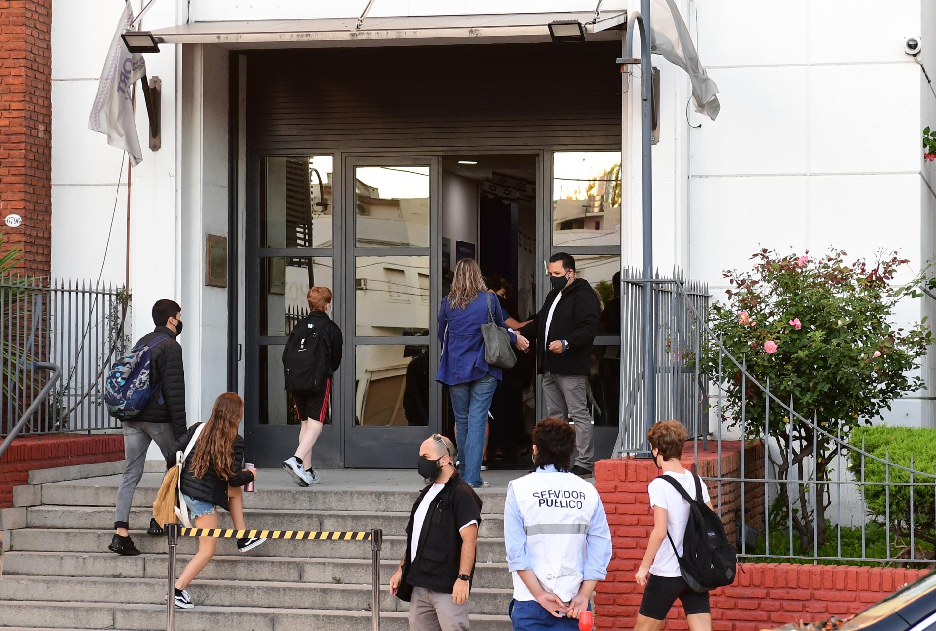 En la puerta de cada colegio, el gobierno porteño dispuso a un servidor público para controlar el acceso a los alumnos