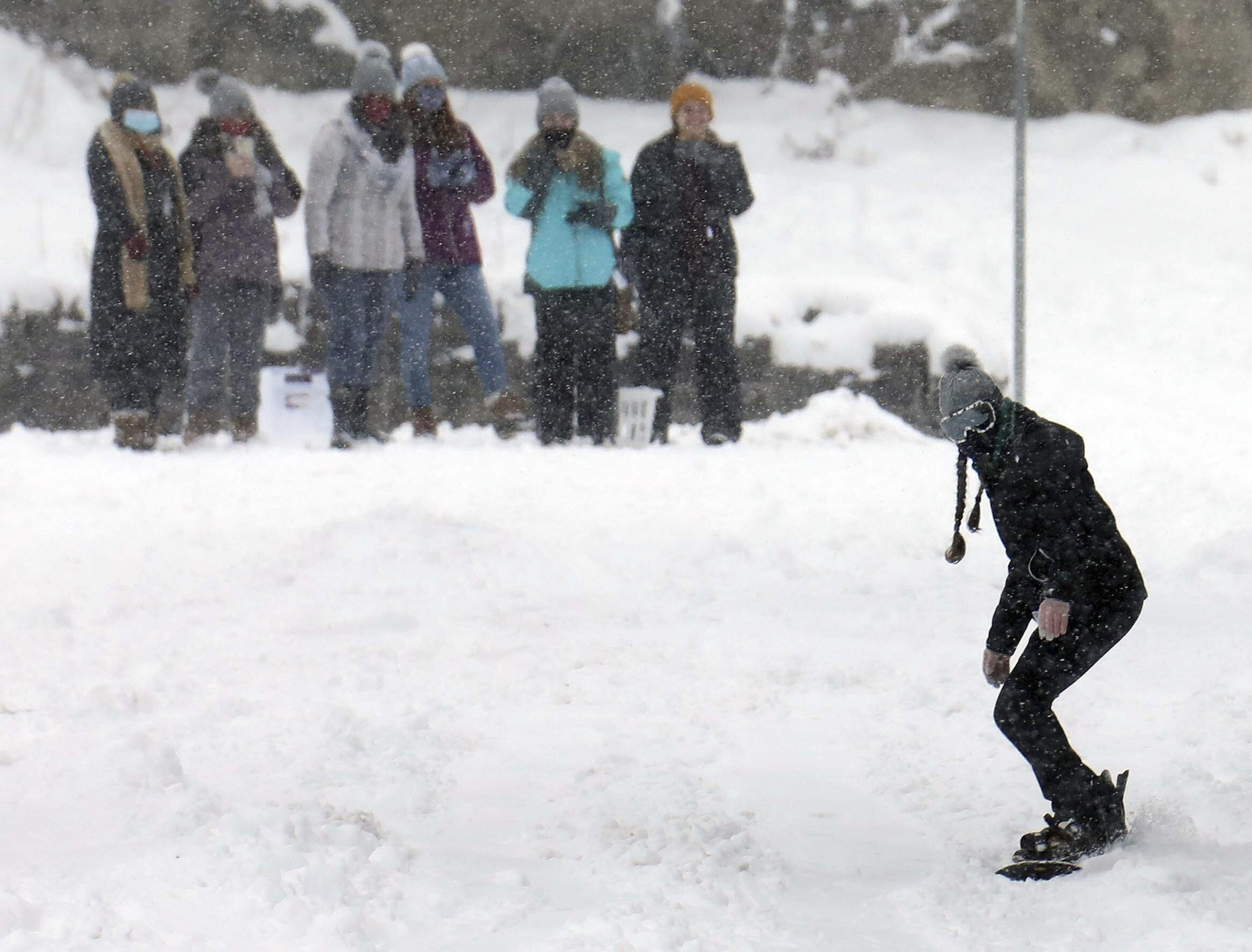 Un estudiante del King's College hace snowboard en Wilkes-Barre, Pennsylvania (Dave Scherbenco/The Citizens' Voice via AP)