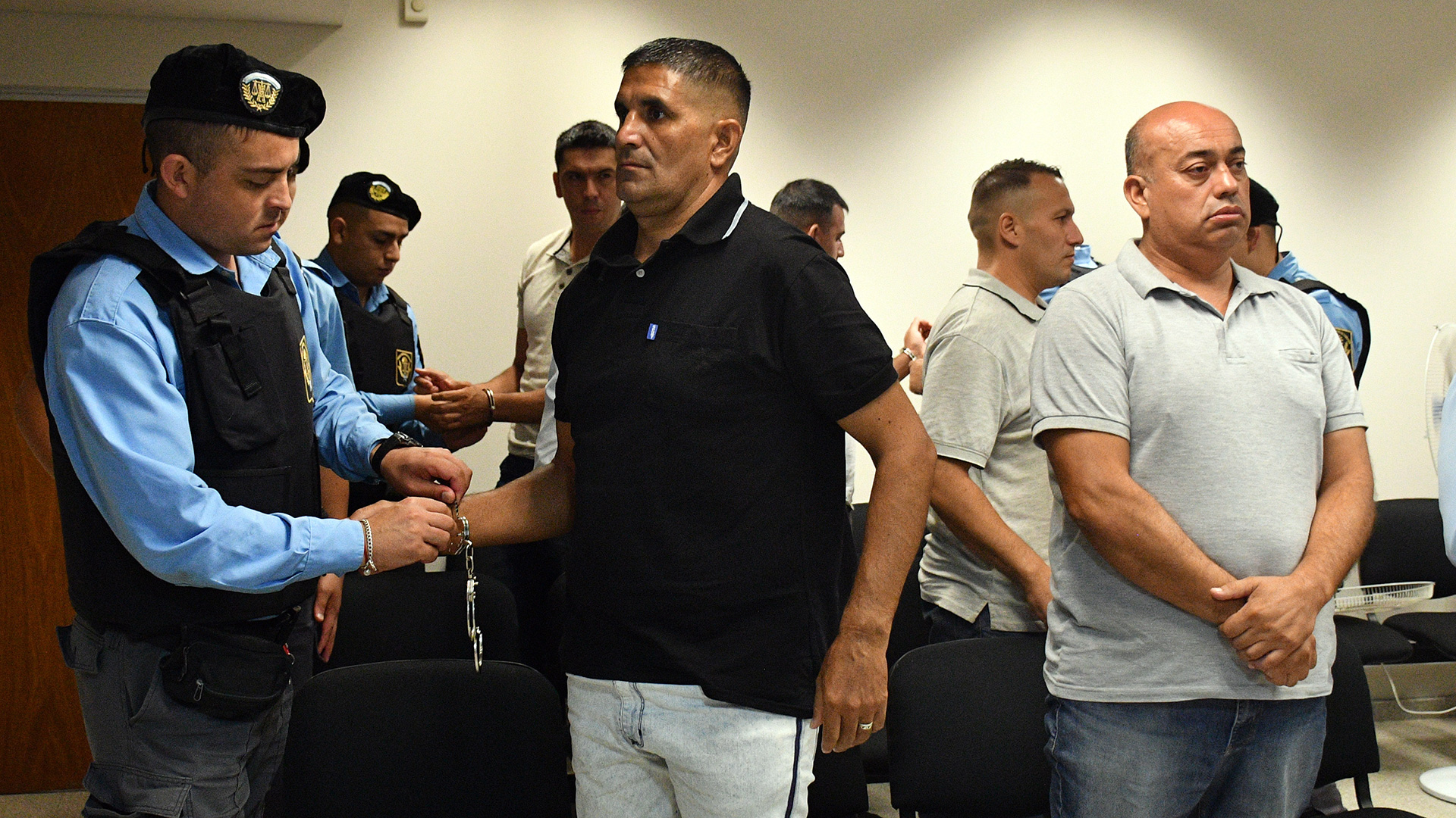 Algunos de acusados, en el banquillo, varios son comisarios y subcomisarios de la Policía de Córdoba (Télam)