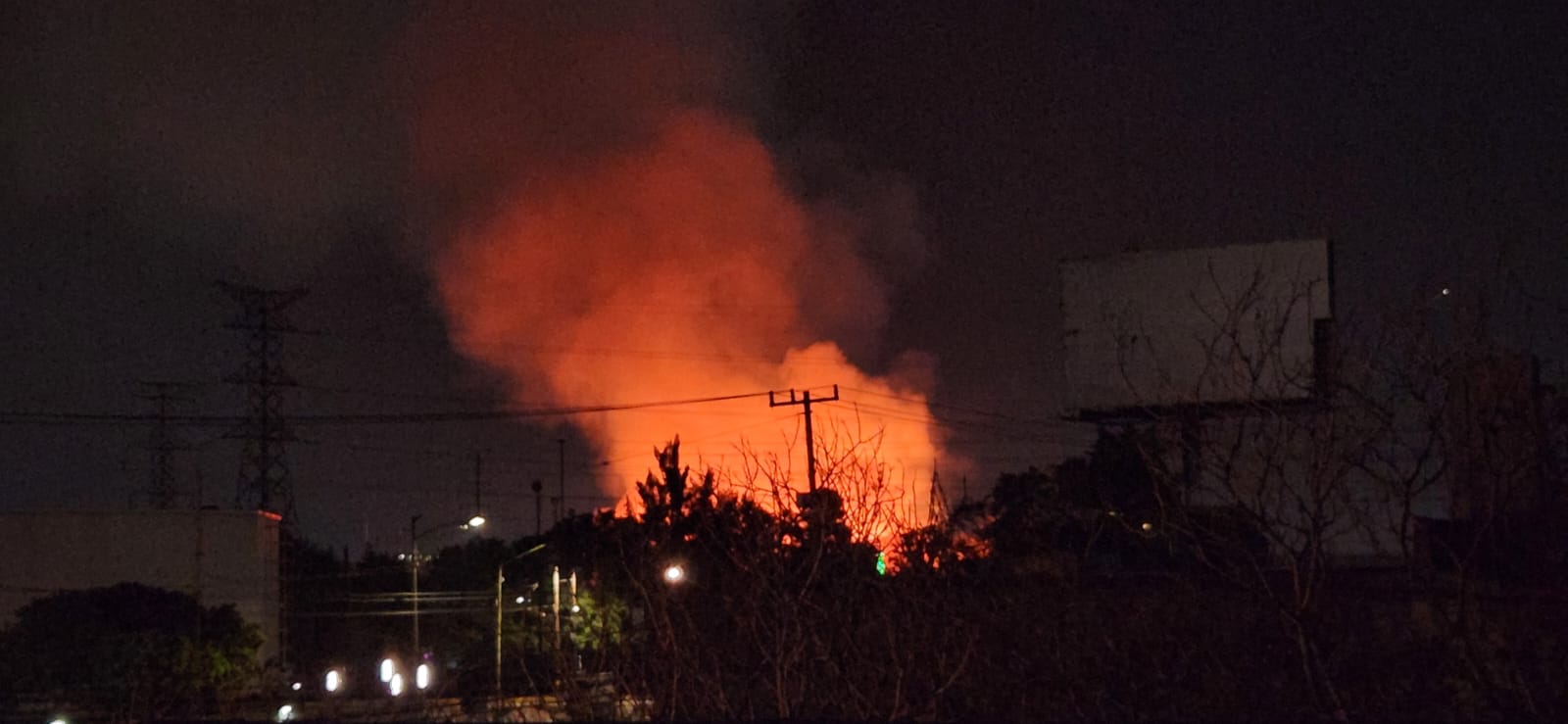 De acuerdo con testigos el incendio perdió "un poco" de intensidad (Foto por: Alejandra Sigala)
