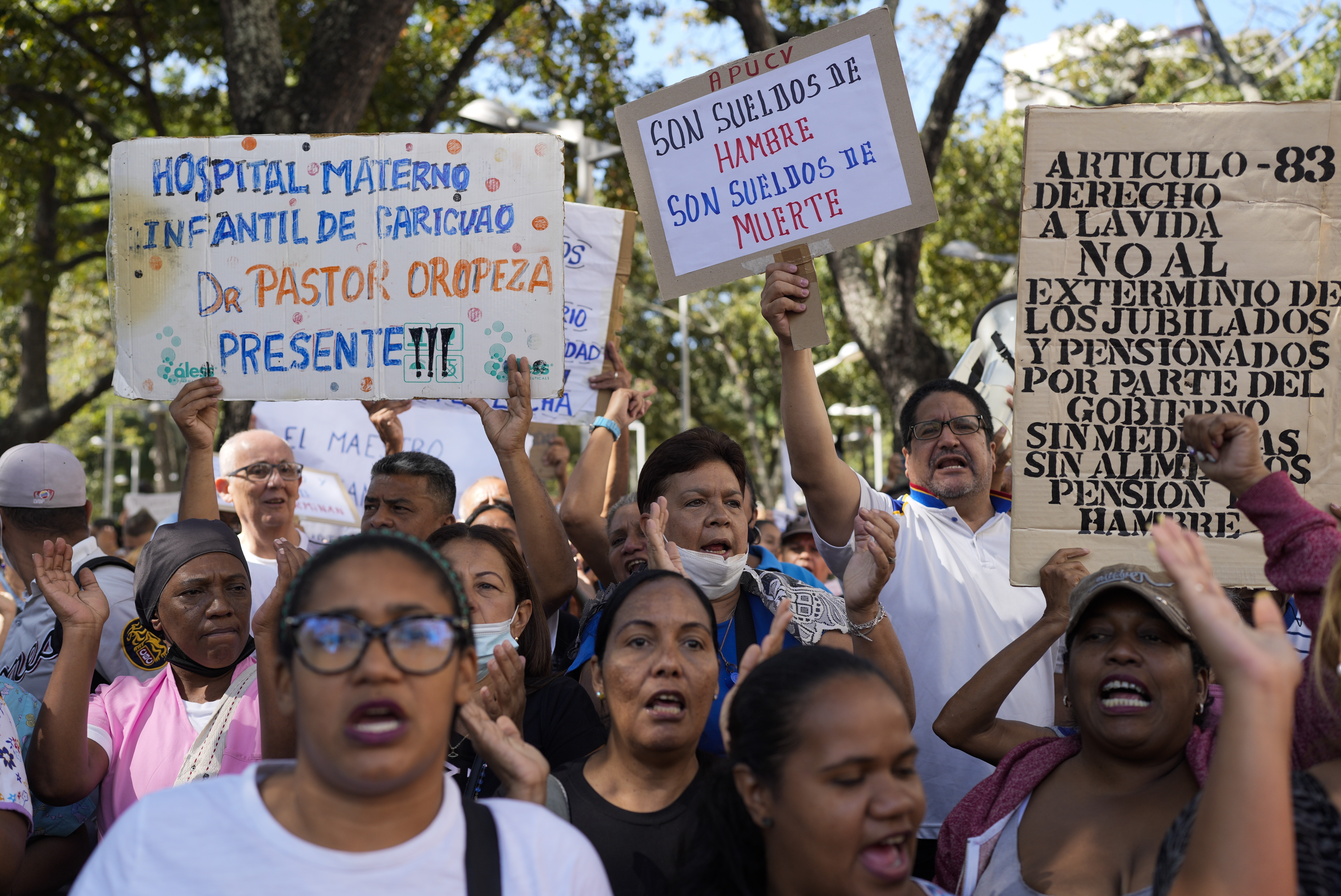 Trabajadores de la salud y la educación protestan por mejores salarios y beneficios en Caracas, Venezuela, el miércoles 11 de enero de 2023. (AP Foto/Ariana Cubillos)