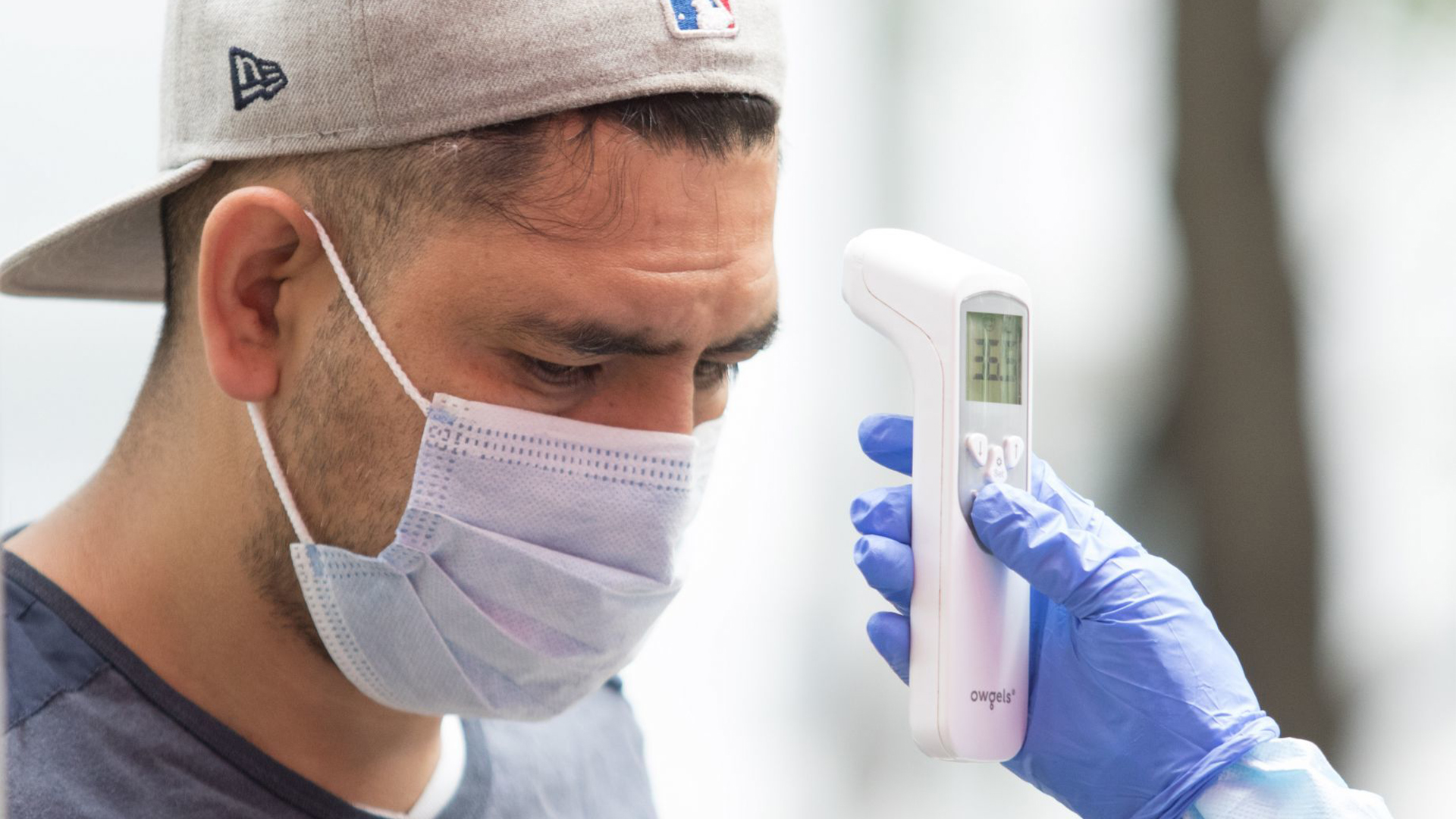Una de las pruebas realizadas en los Kioscos de la Salud, es la toma de temperatura como parte de un expedienté que se elabora de cada persona que es atendida (Foto: Cuartoscuro)