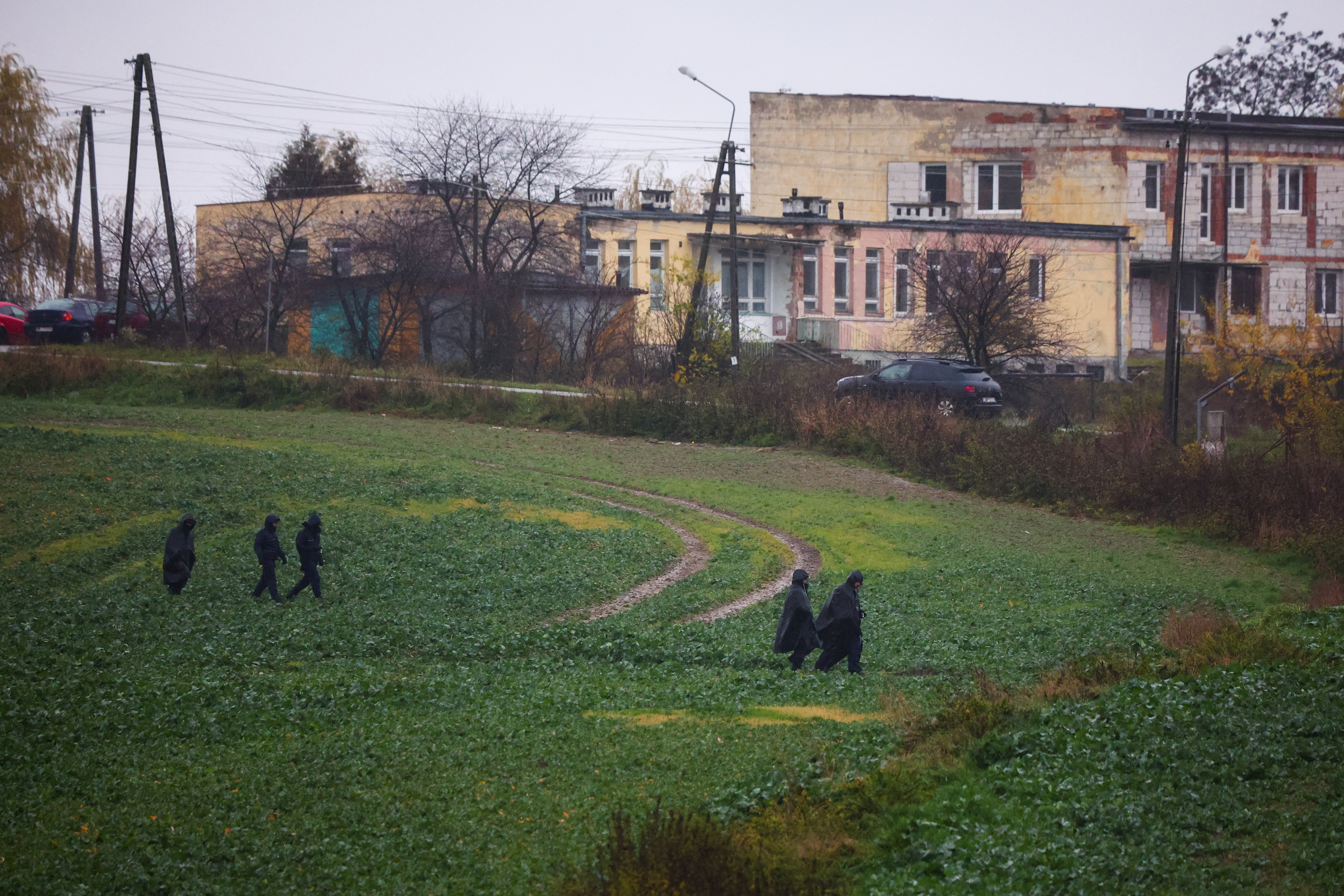 Agentes de policía caminan cerca del lugar de la explosión en Przewodow, un pueblo del este de Polonia cerca de la frontera con Ucrania, el 16 de noviembre de 2022. REUTERS/Kacper Pempel