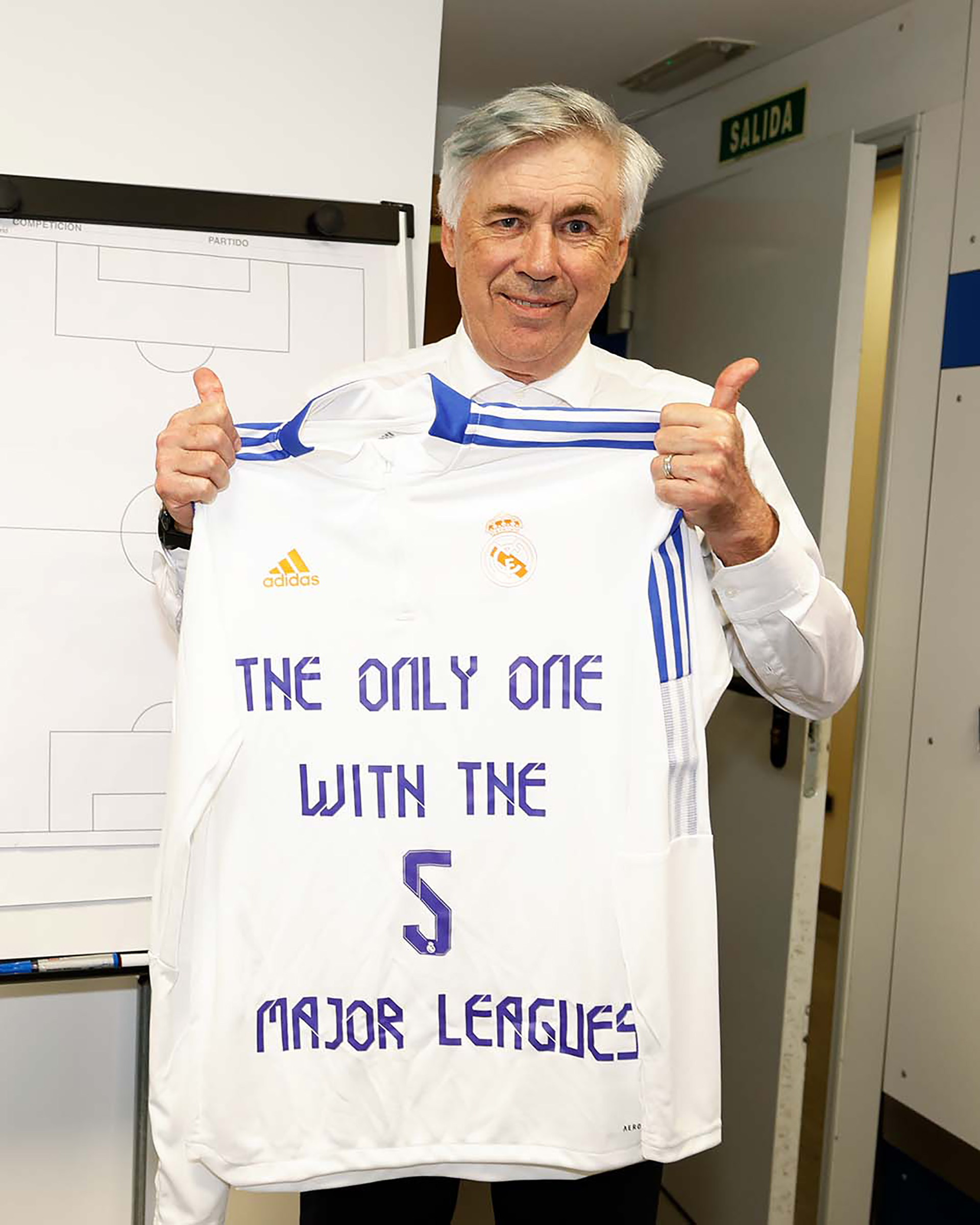 "El único con las 5 grandes ligas", reza la inscripción de la remera de Ancelotti (@realmadrid)