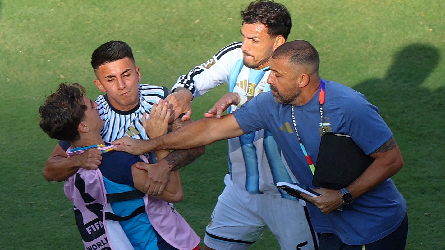 Oficial: FIFA le impuso una fuerte sanci&oacute;n a Leandro Paredes y Nahuel Molina por los incidentes en la final del Mundial