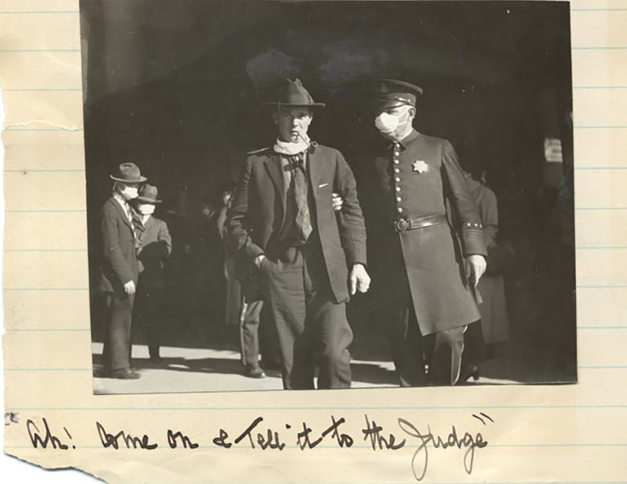 "¡Oh! Venga y dígaselo al juez": el arresto de un hombre en San Francisco, en 1918, por no usar mascarilla. (Biblioteca Estatal de California)