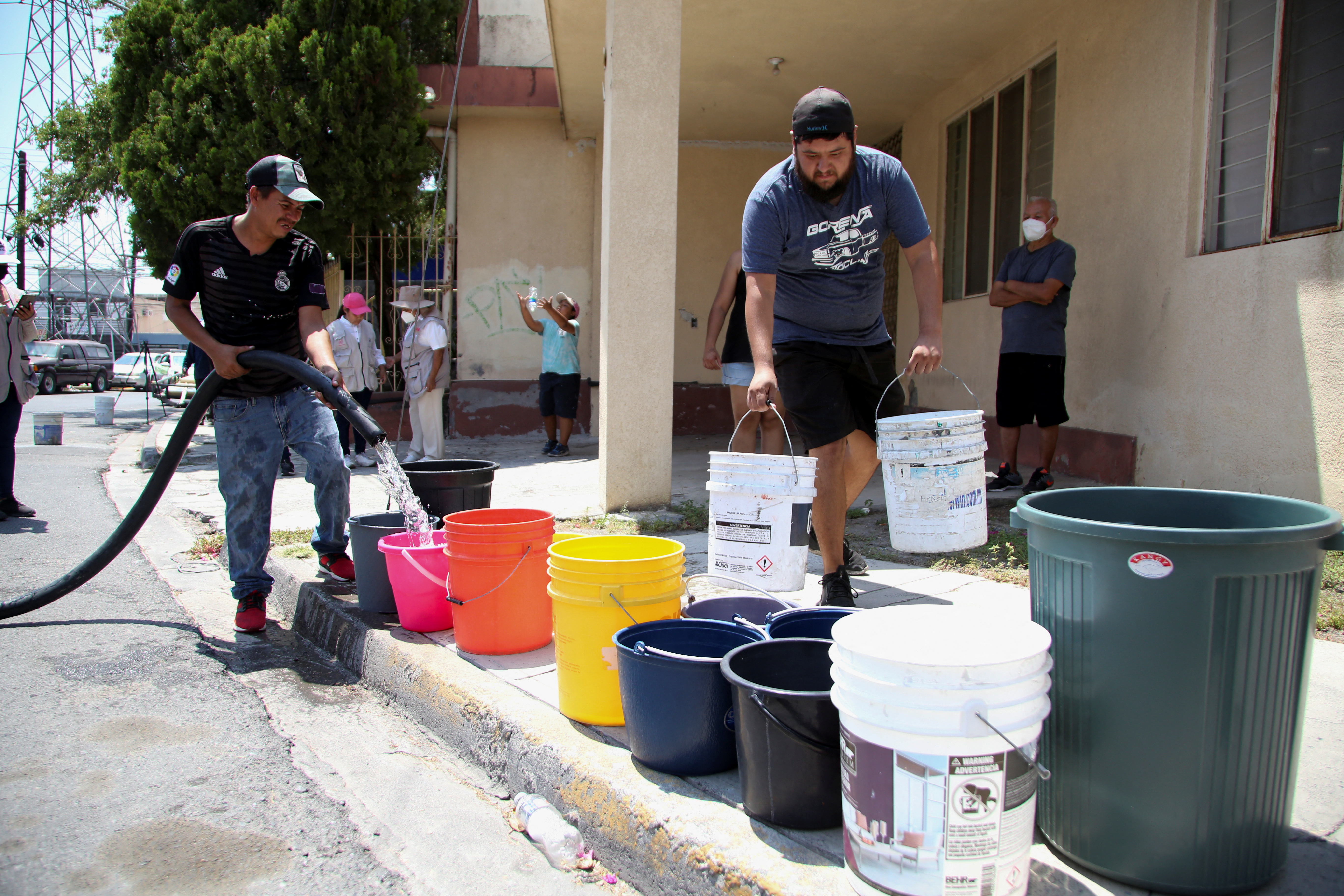Habitantes del municipio de Guadalupe llenan cubetas de agua a través de un camión que distribuye el líquido. Foto: REUTERS/Jorge Mendoza