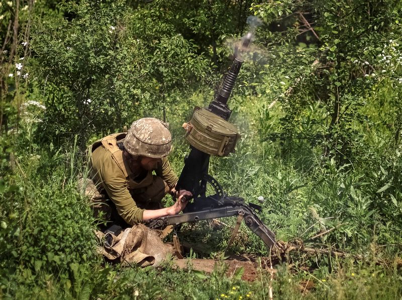 FOTO DE ARCHIVO: Un soldado ucraniano dispara desde un lanzagranadas automático en una posición en la línea del frente, en medio del ataque de Rusia a Ucrania, cerca de Bakhmut, región de Dombás, Ucrania, 5 de junio de 2022. REUTERS/Gleb Garanich