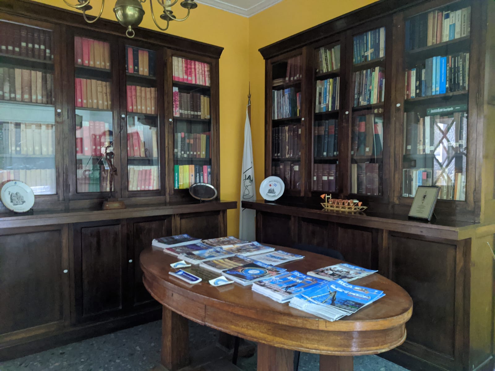 La completa biblioteca del Radio Club Argentino
