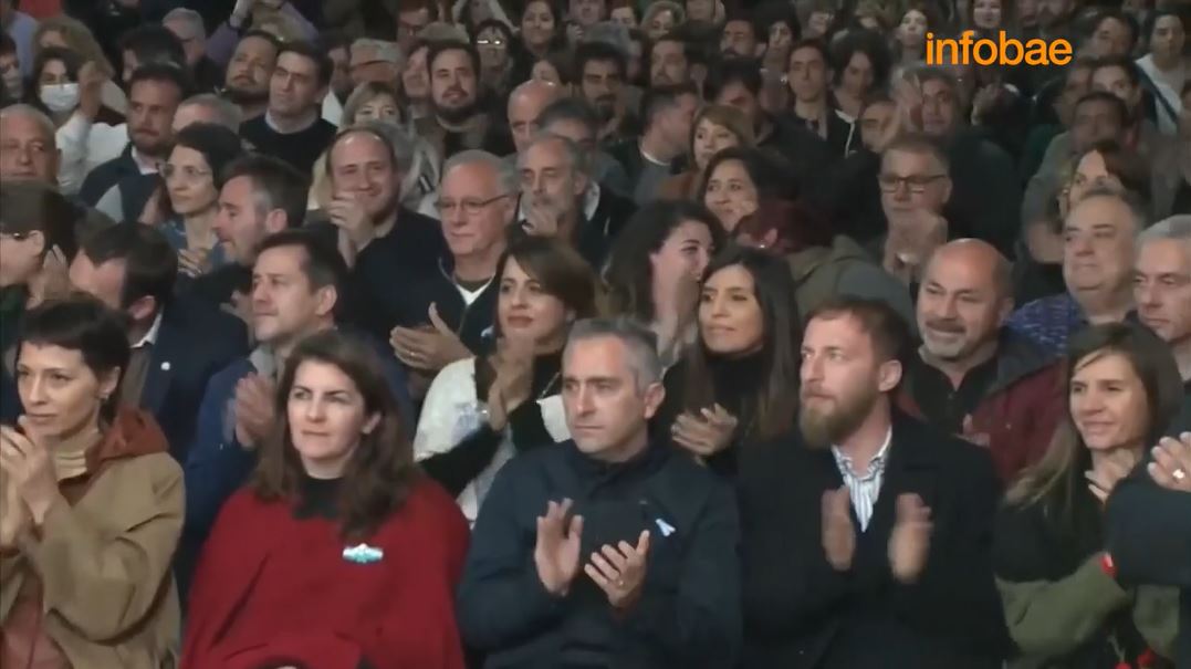 De poncho rojo, la intendenta de Moreno, Mariel Fernández, que integra el Movimiento Evita, es la única que no aplaude las palabras de Cristina Fernández