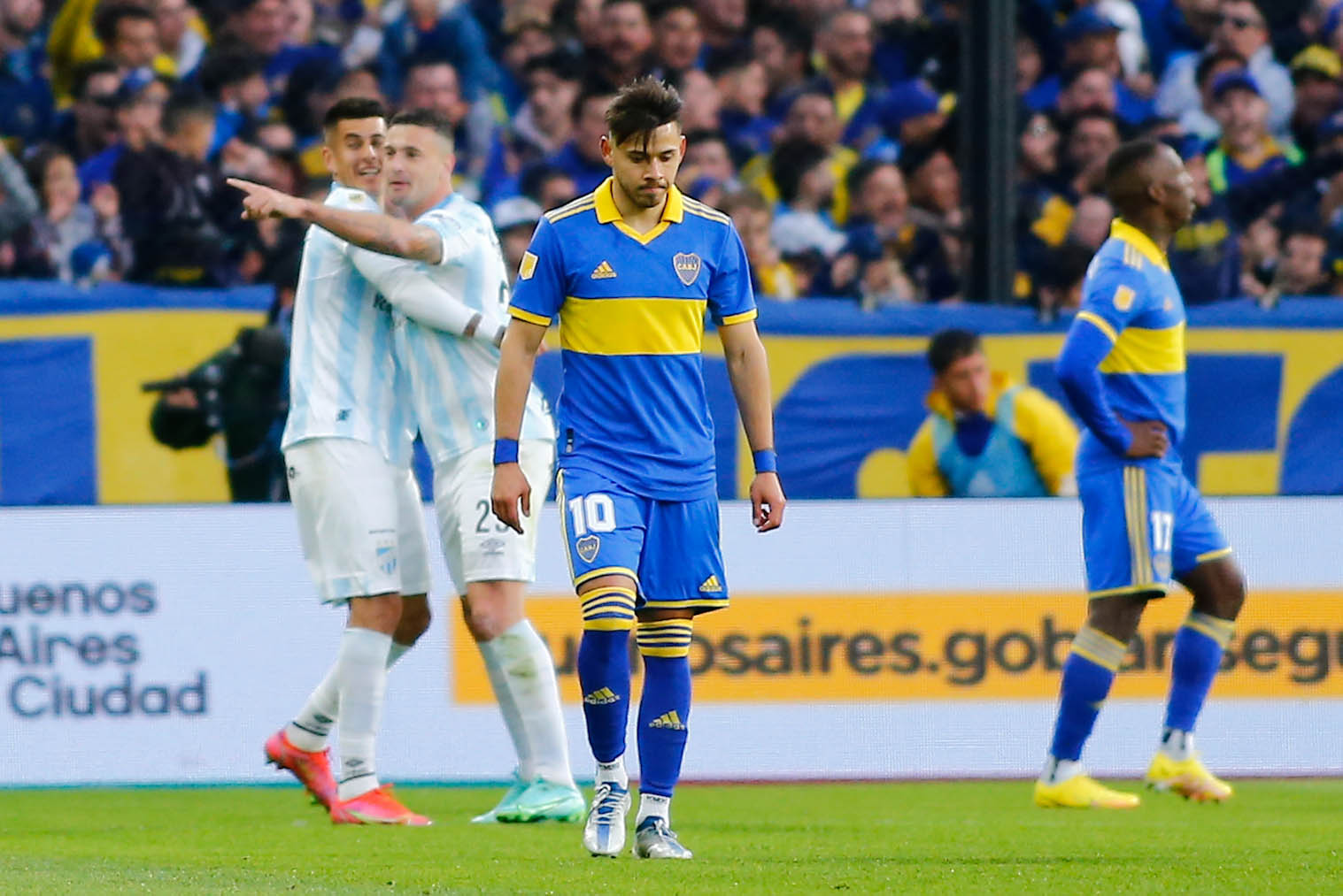 Augusto Lotti celebra el tanto ante Boca Juniors en la Bombonera (Fotobaires)